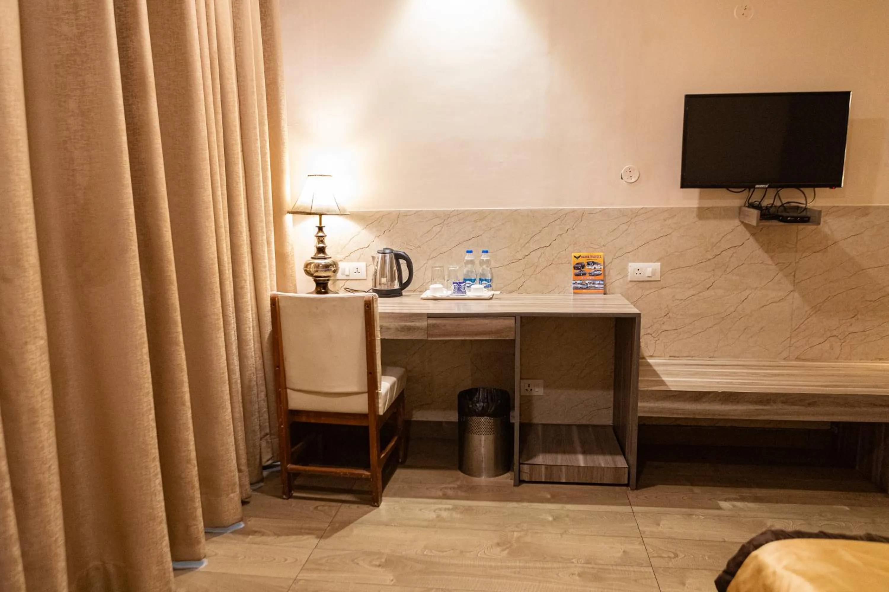 Seating area, Bed in HOTEL BASERAa