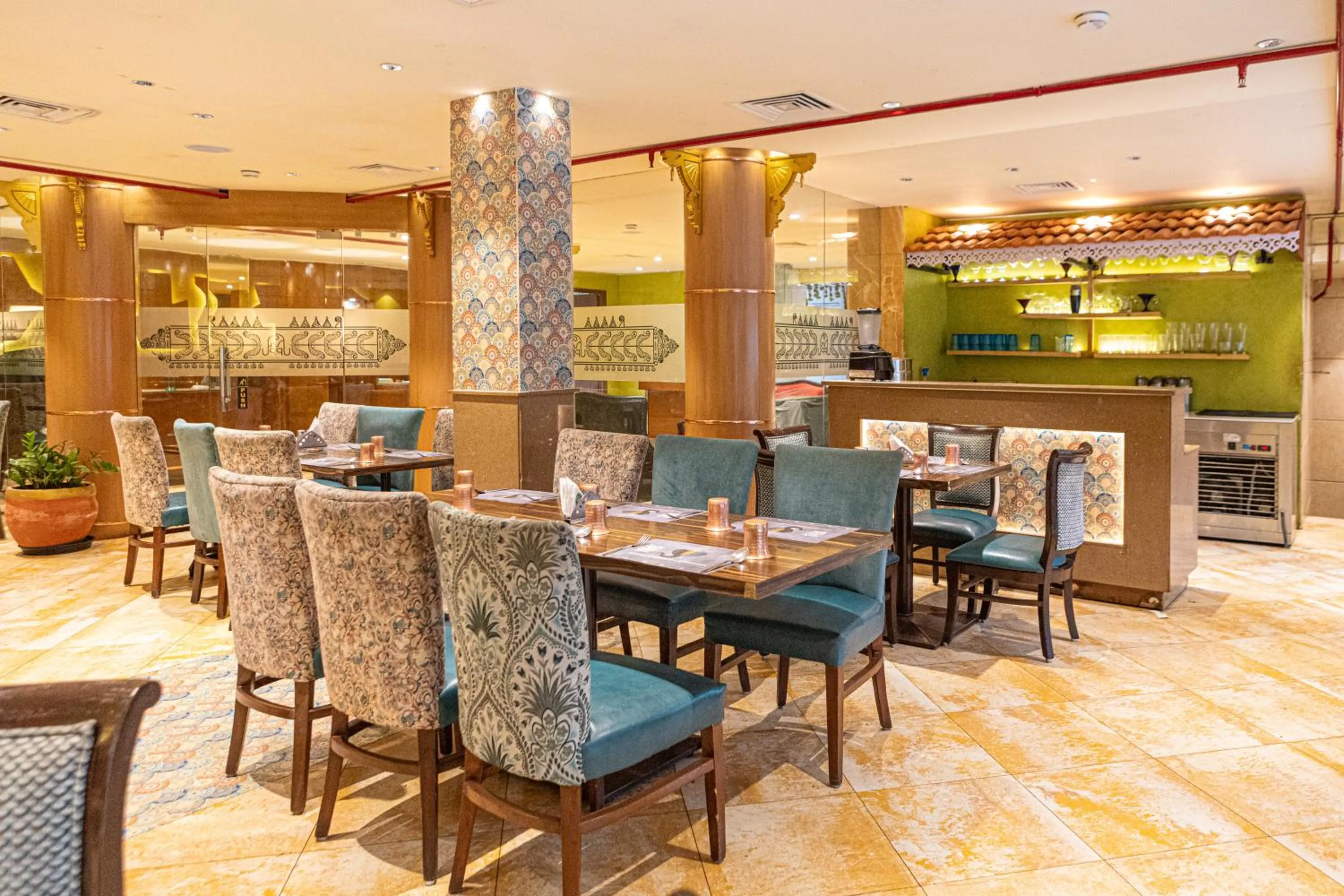 Restaurant/places to eat in HOTEL BASERAa