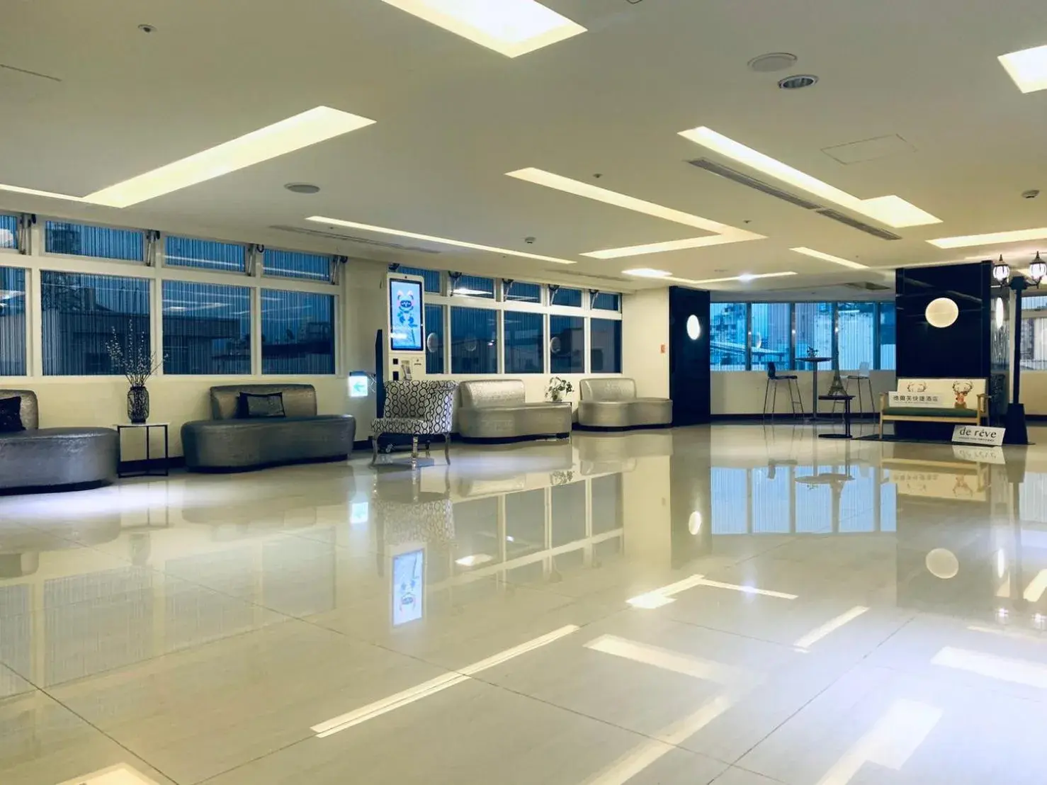 Lobby or reception in de rěve Express Hotel Lobby or reception in de rěve Express Hotel