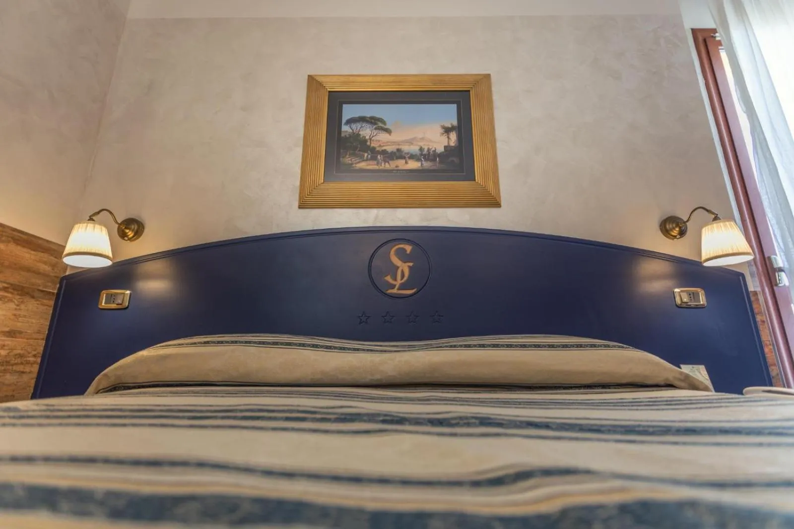 Property building, Bed in Hotel San Luca