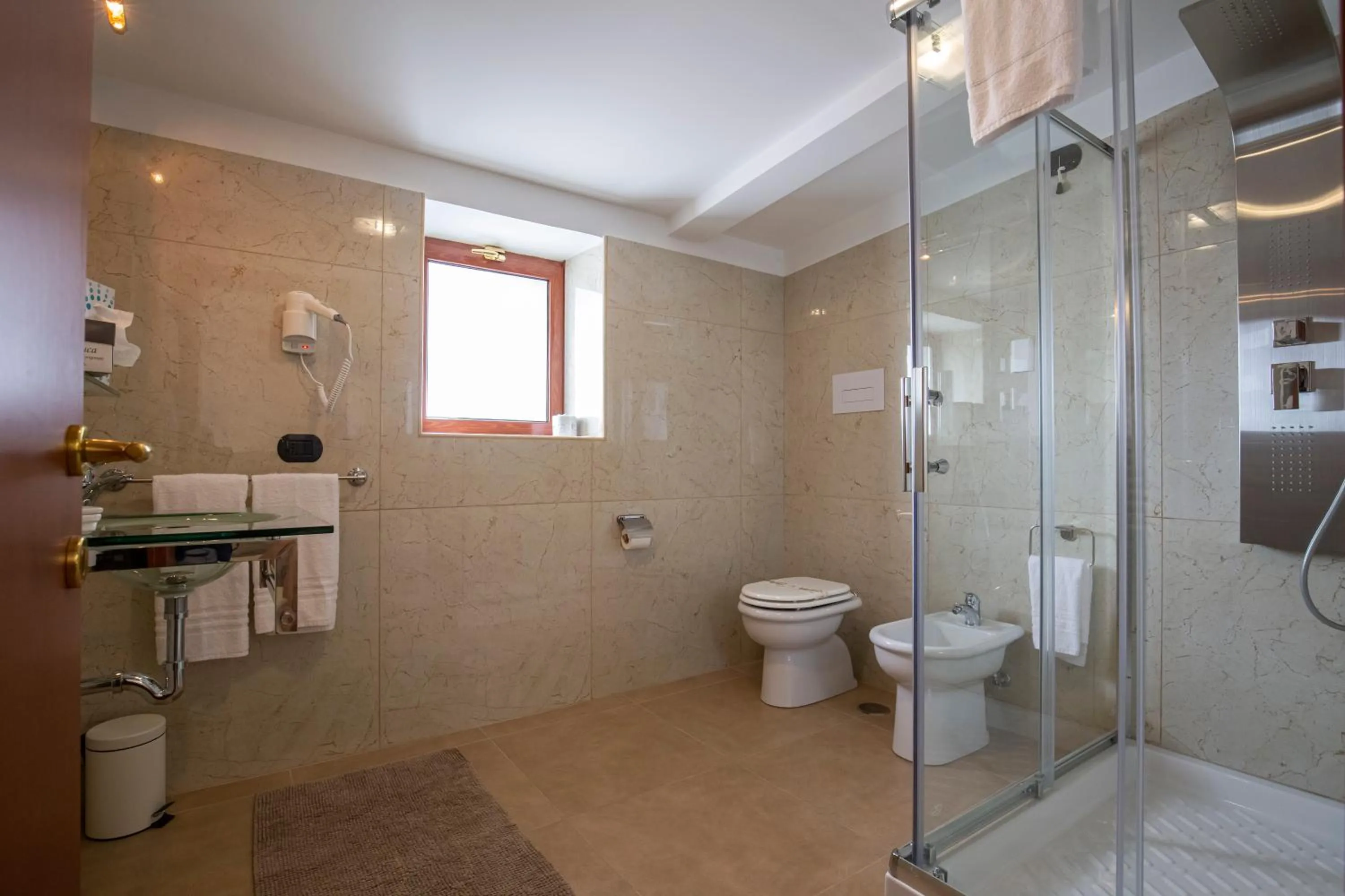 Bathroom in Hotel San Luca