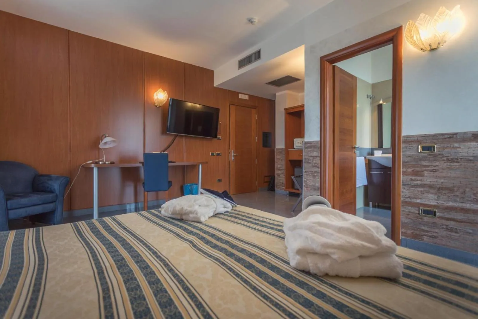 Bathroom, Bed in Hotel San Luca