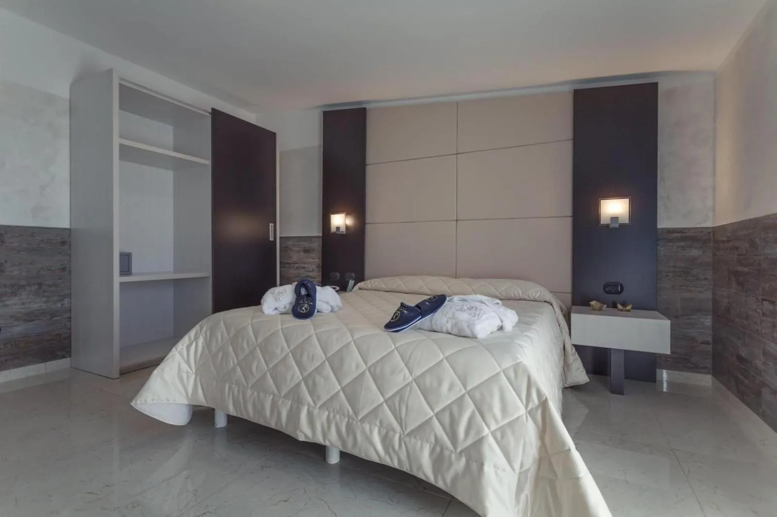 Bed in Hotel San Luca