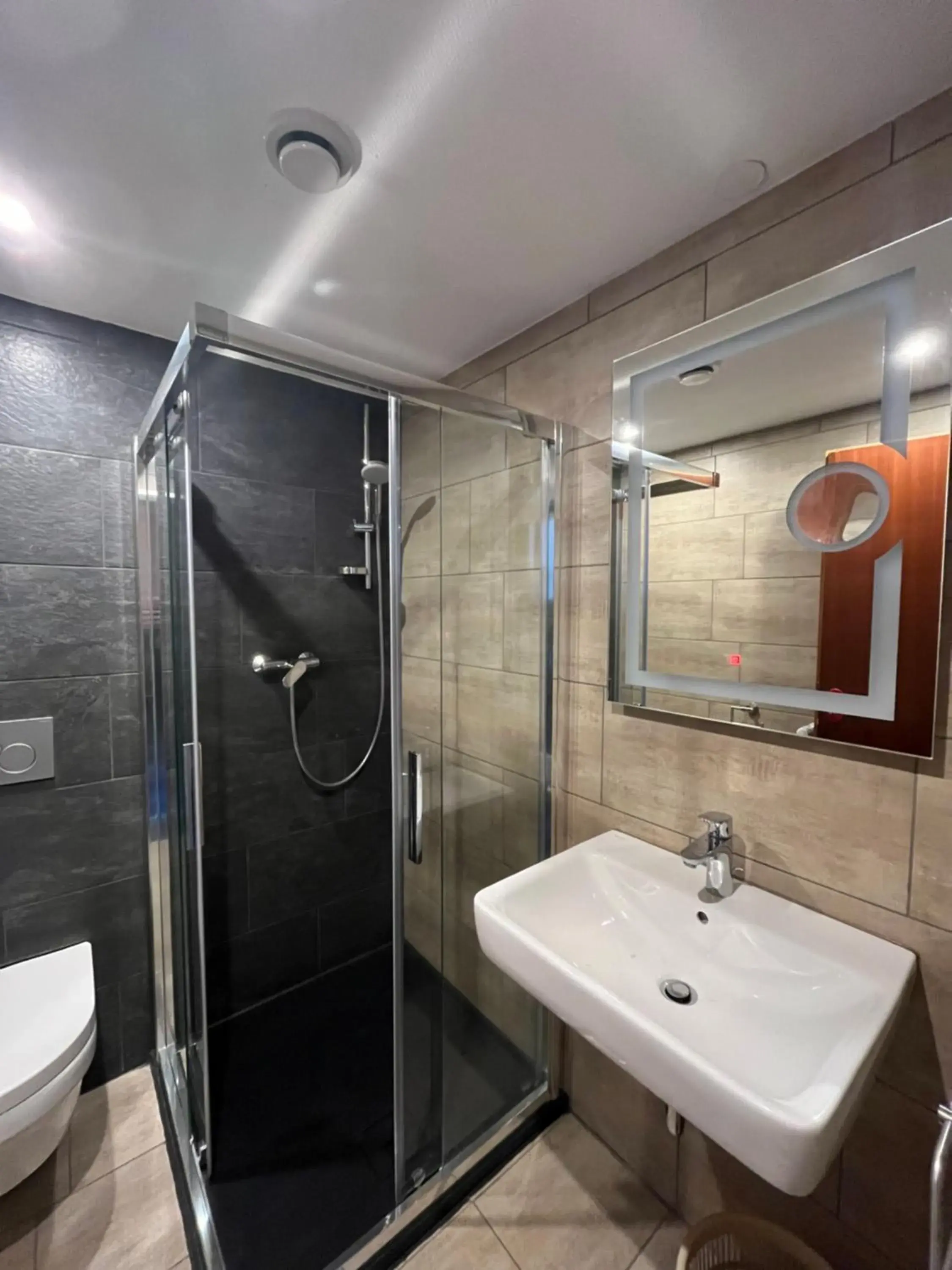 Double Room with Private Bathroom - single occupancy in Hotel Central Garni Double Room with Private Bathroom - single occupancy in Hotel Central Garni