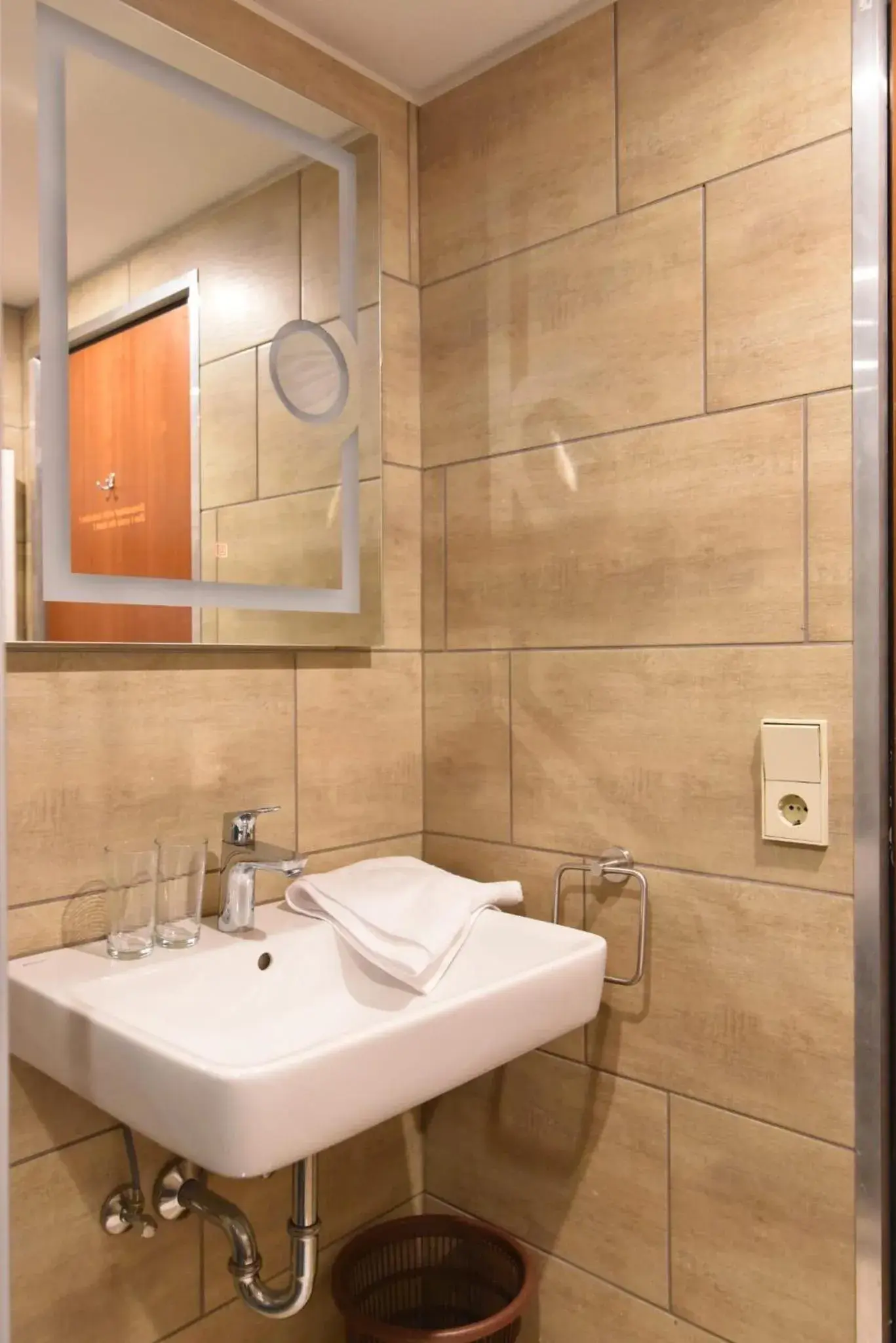 Double Room with Private Bathroom - single occupancy in Hotel Central Garni Double Room with Private Bathroom - single occupancy in Hotel Central Garni