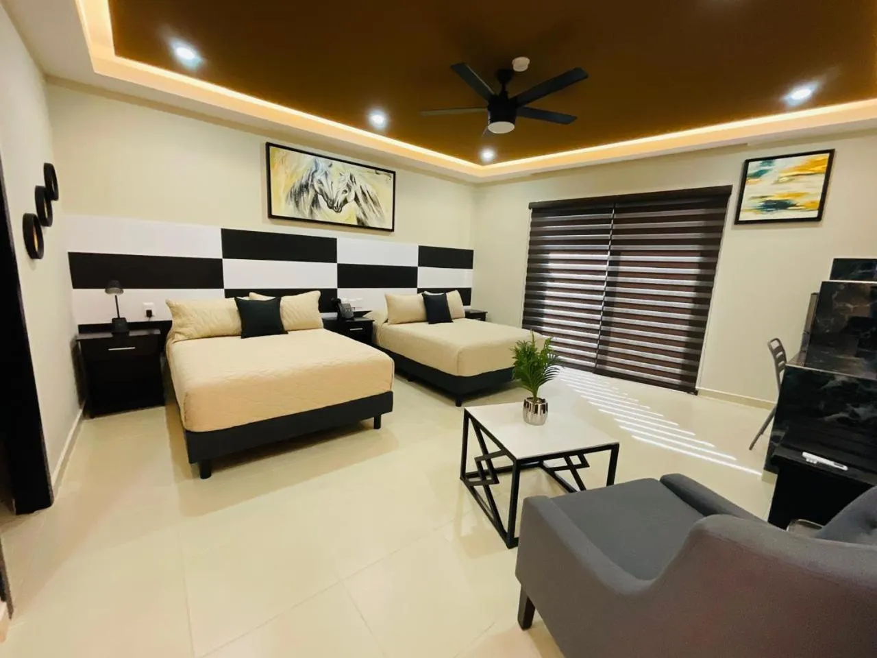 Communal lounge/ TV room in Hotel Socram GH