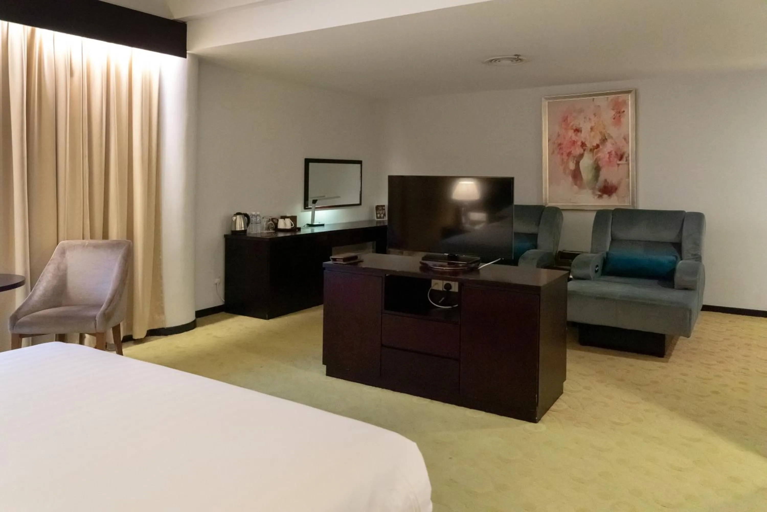 TV and multimedia, Bed in Pan Borneo Hotel Kota Kinabalu