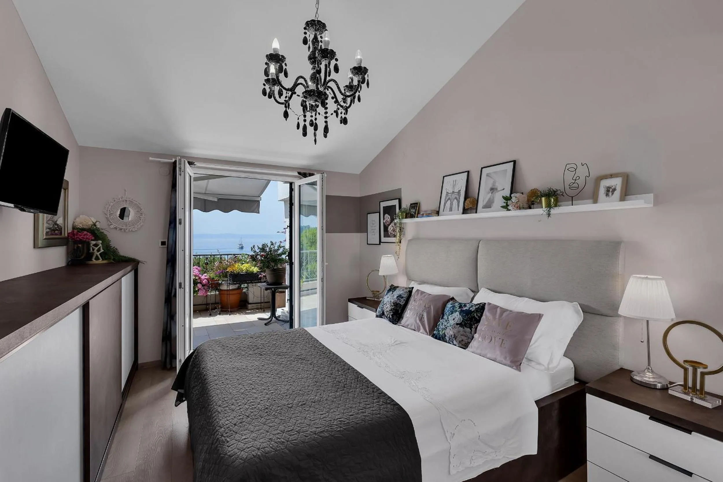 Bed in Apartment Mucrum