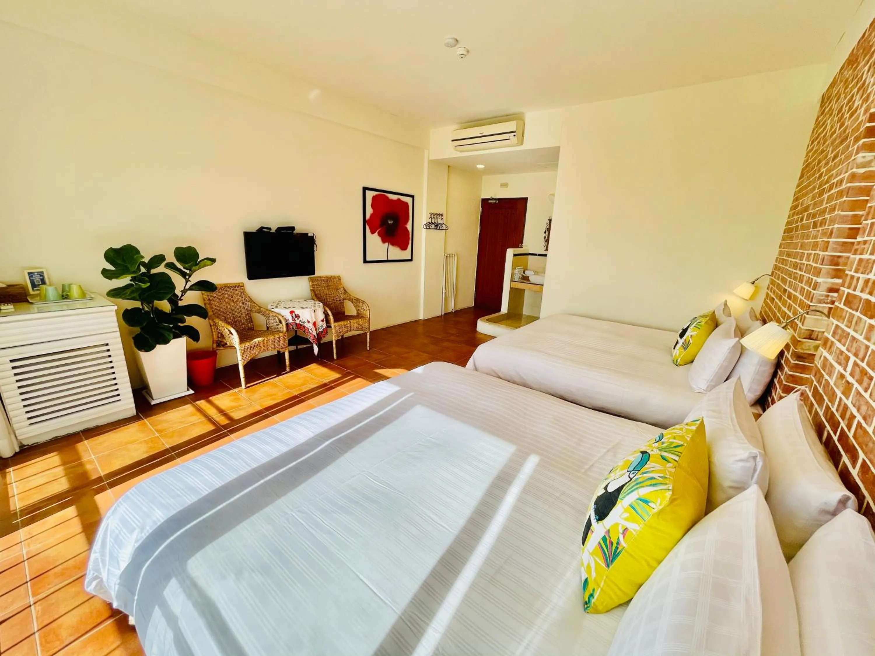 Photo of the whole room, Bed in SpoonDrift Hostal Kenting