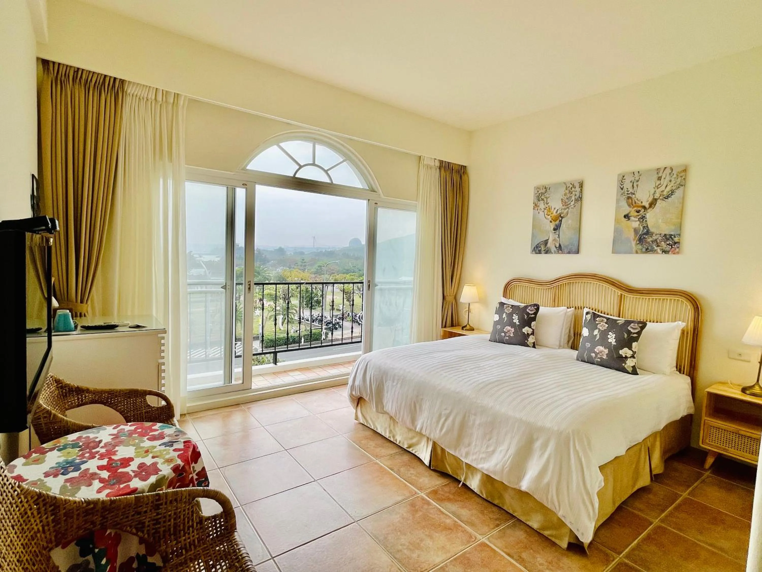 Photo of the whole room, Bed in SpoonDrift Hostal Kenting