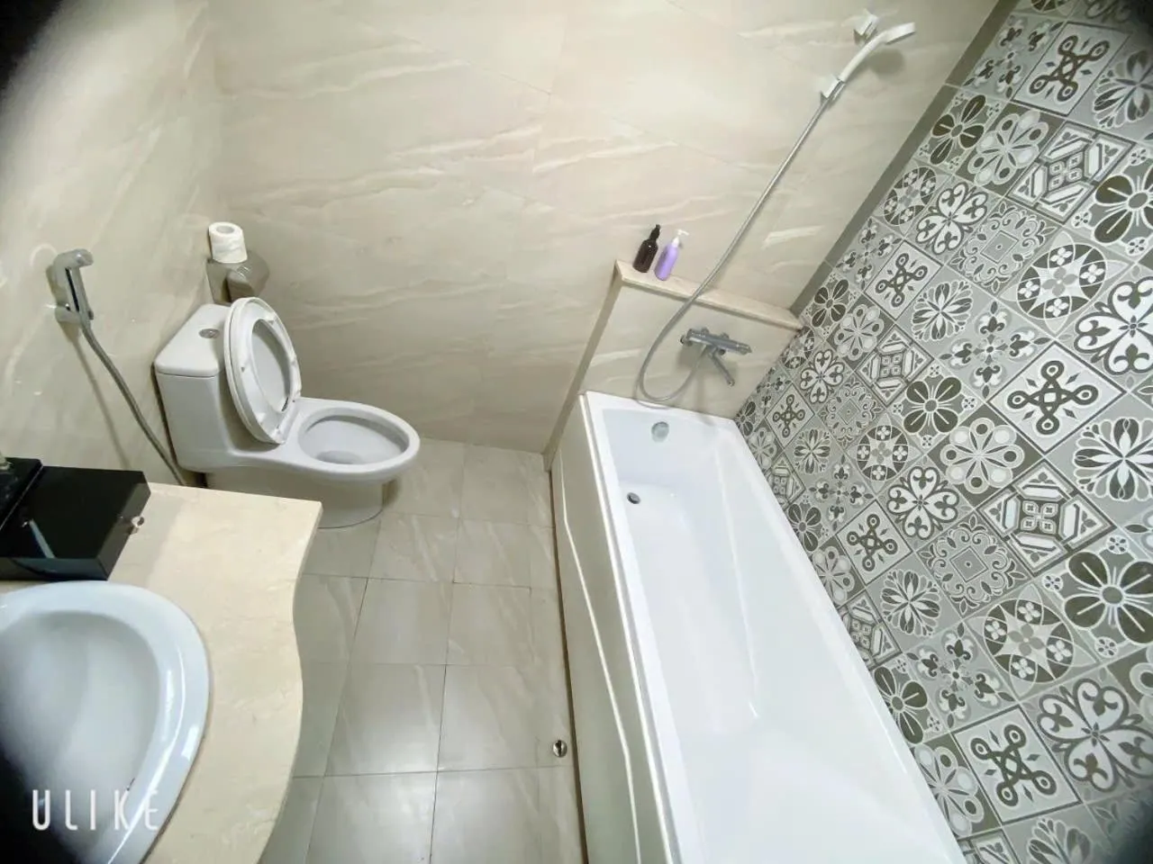 Bathroom in Queenie Hotel
