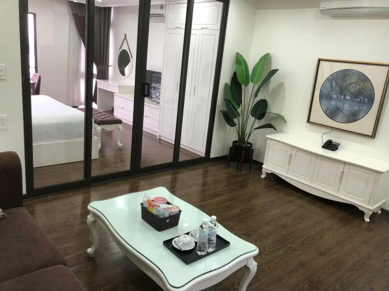 Photo of the whole room, Bed in Queenie Hotel