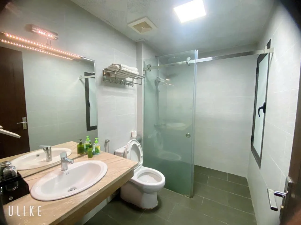 Shower in Queenie Hotel