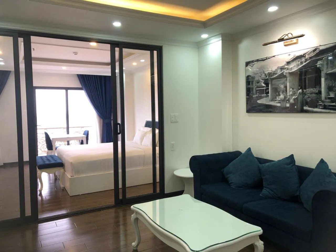 Living room, Bed in Queenie Hotel