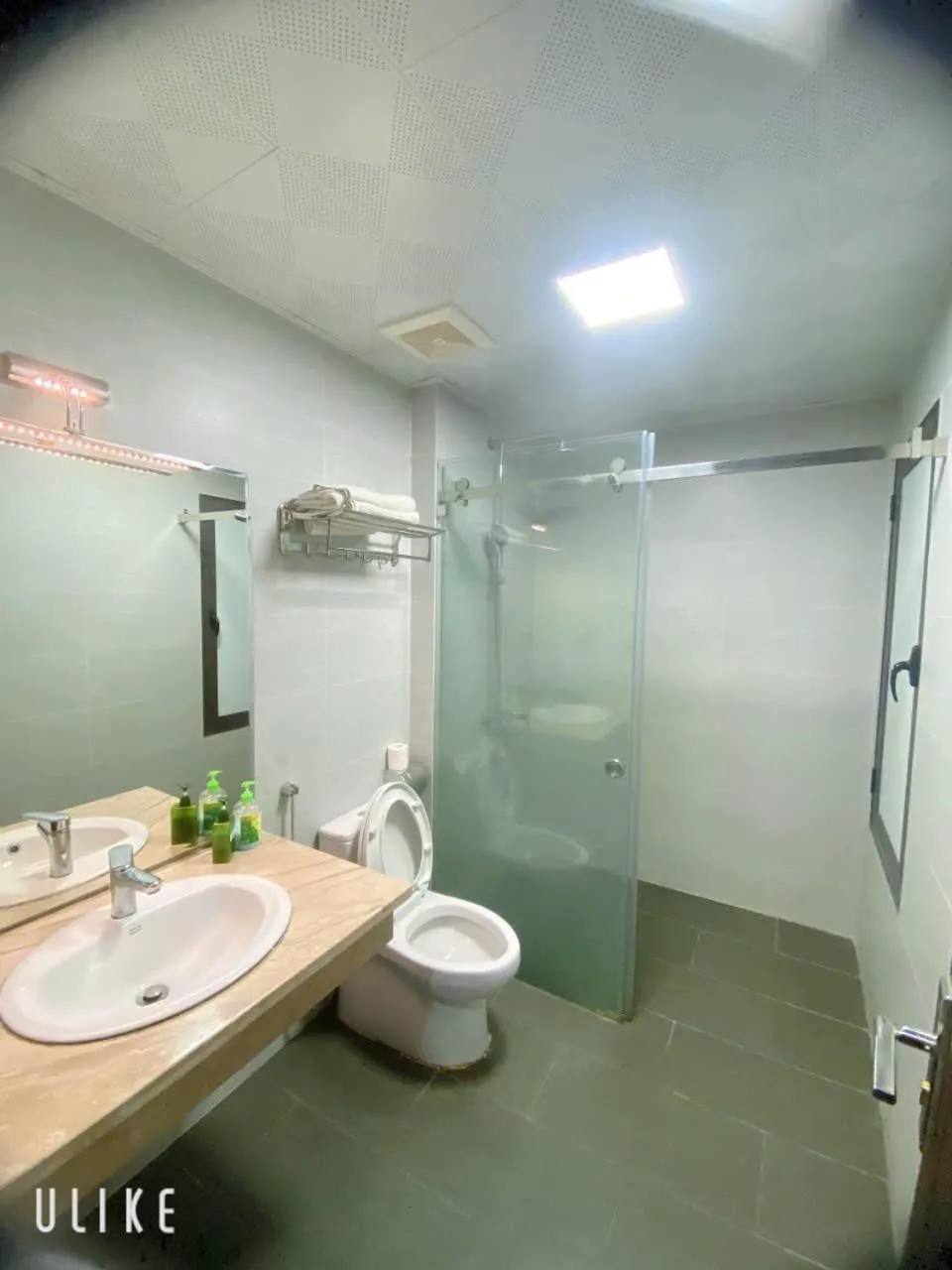 Shower in Queenie Hotel