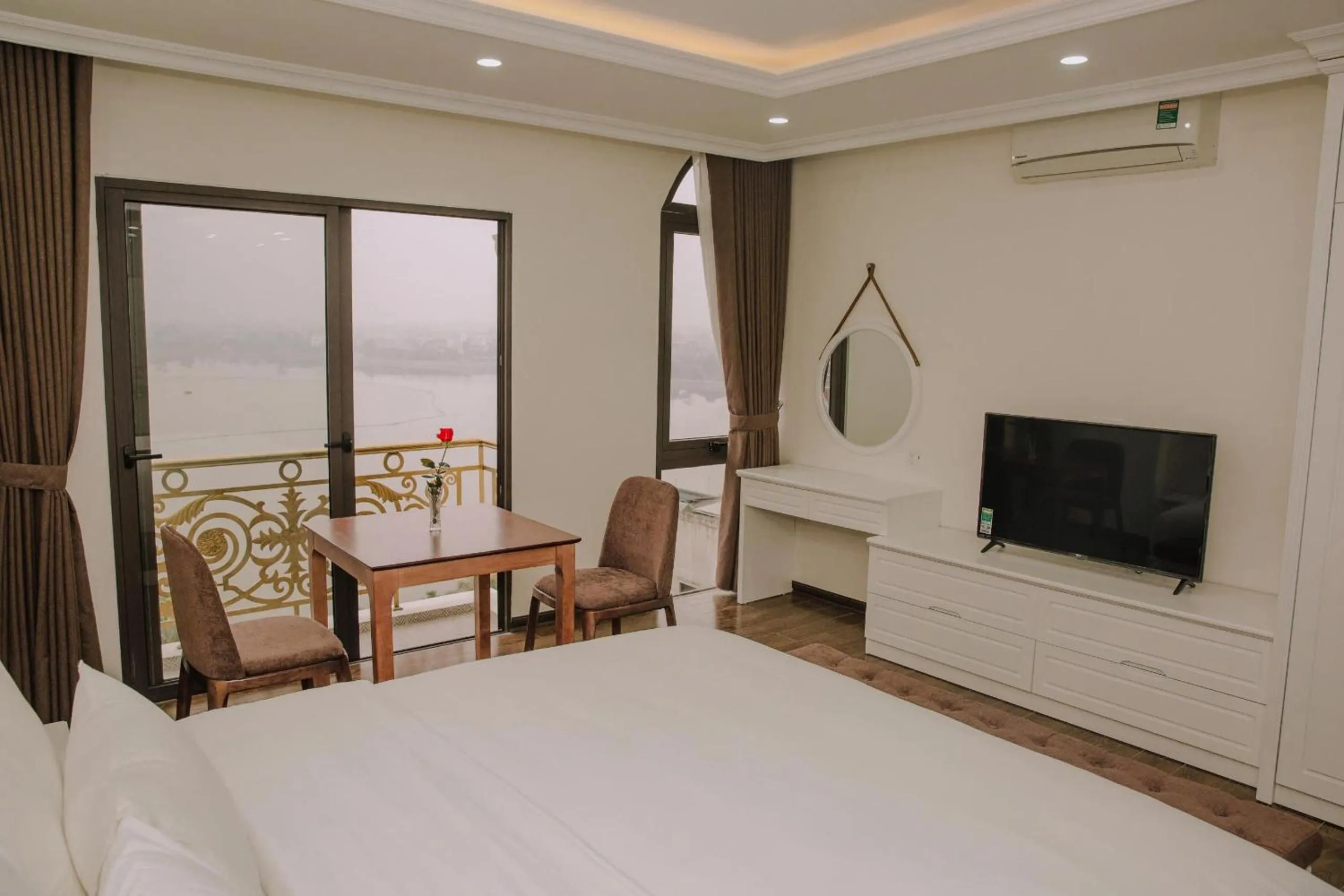 Photo of the whole room, Bed in Queenie Hotel