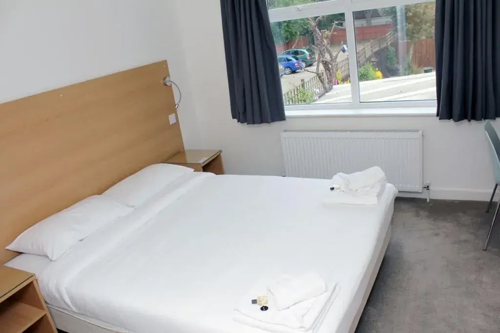 Bed in Gidea Park Hotel Bed in Gidea Park Hotel