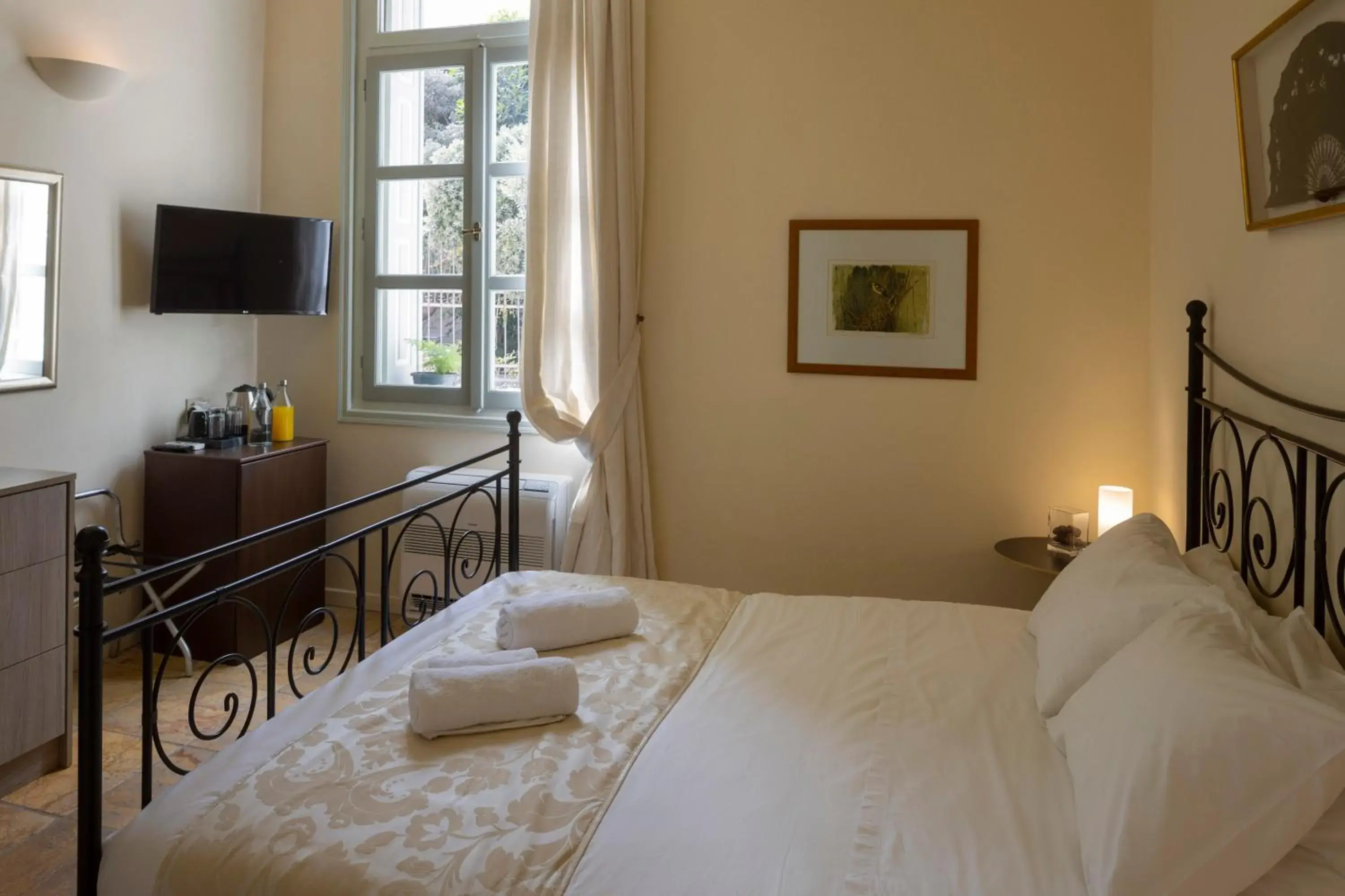 Communal lounge/ TV room, Bed in Aria Lito Mansion Communal lounge/ TV room, Bed in Aria Lito Mansion