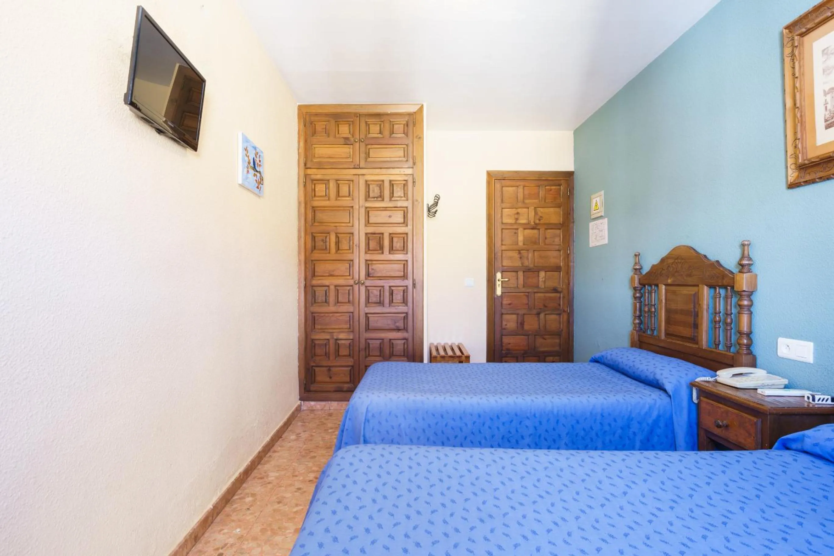 Photo of the whole room, Bed in Arunda I