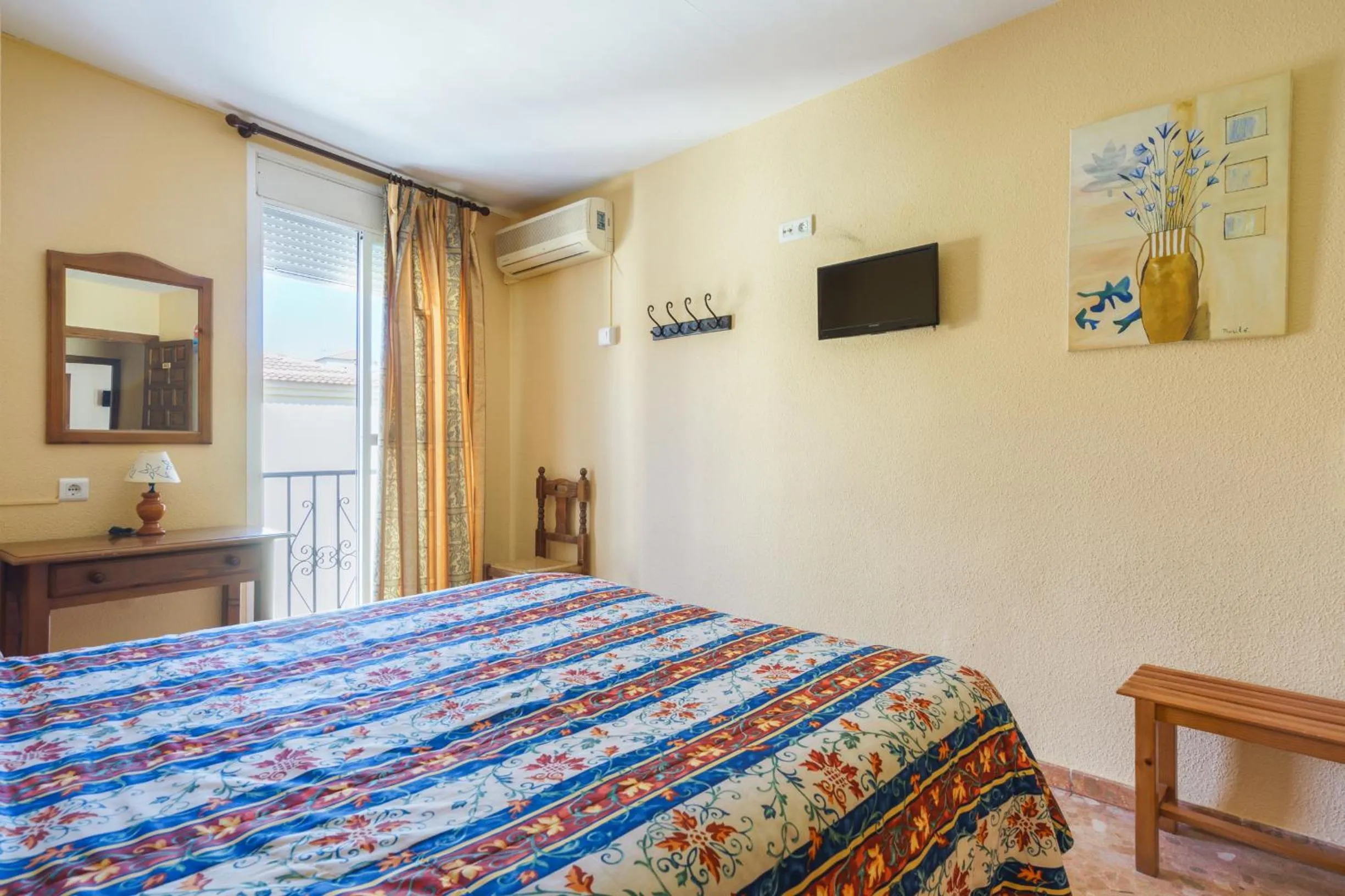 Photo of the whole room, Bed in Arunda I