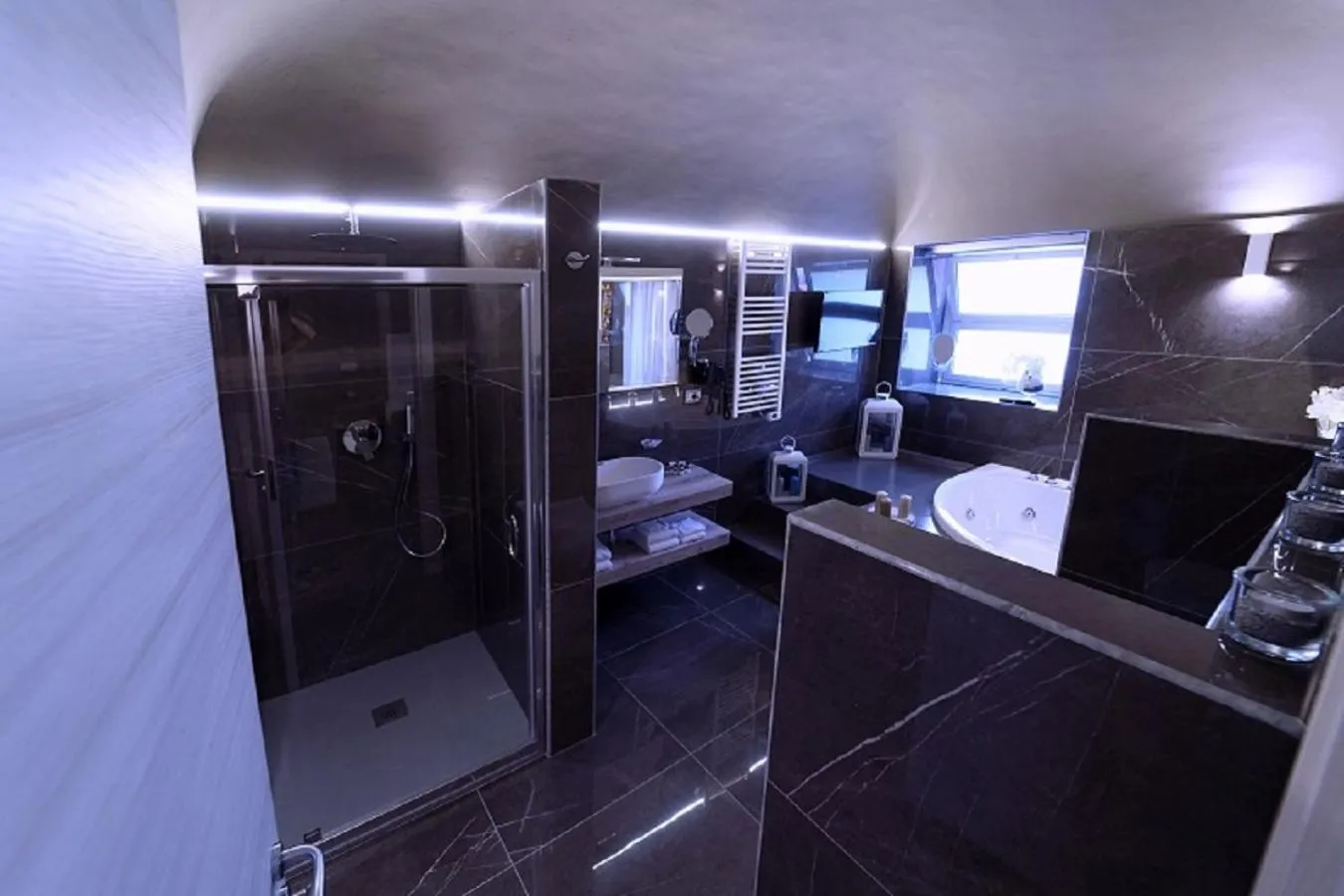 Hot Tub in Etna Suite Group