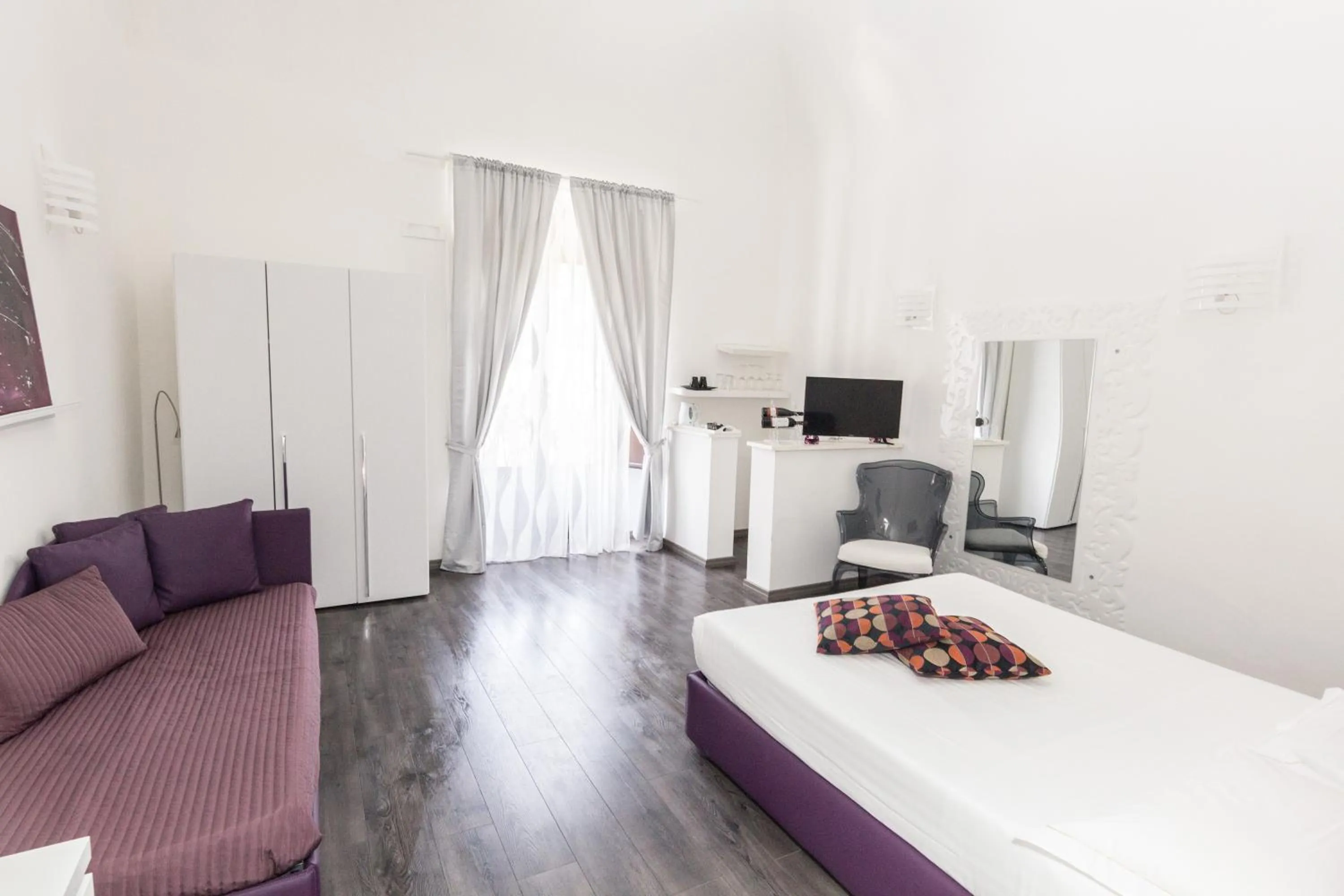 Bedroom, Bed in Etna Suite Group