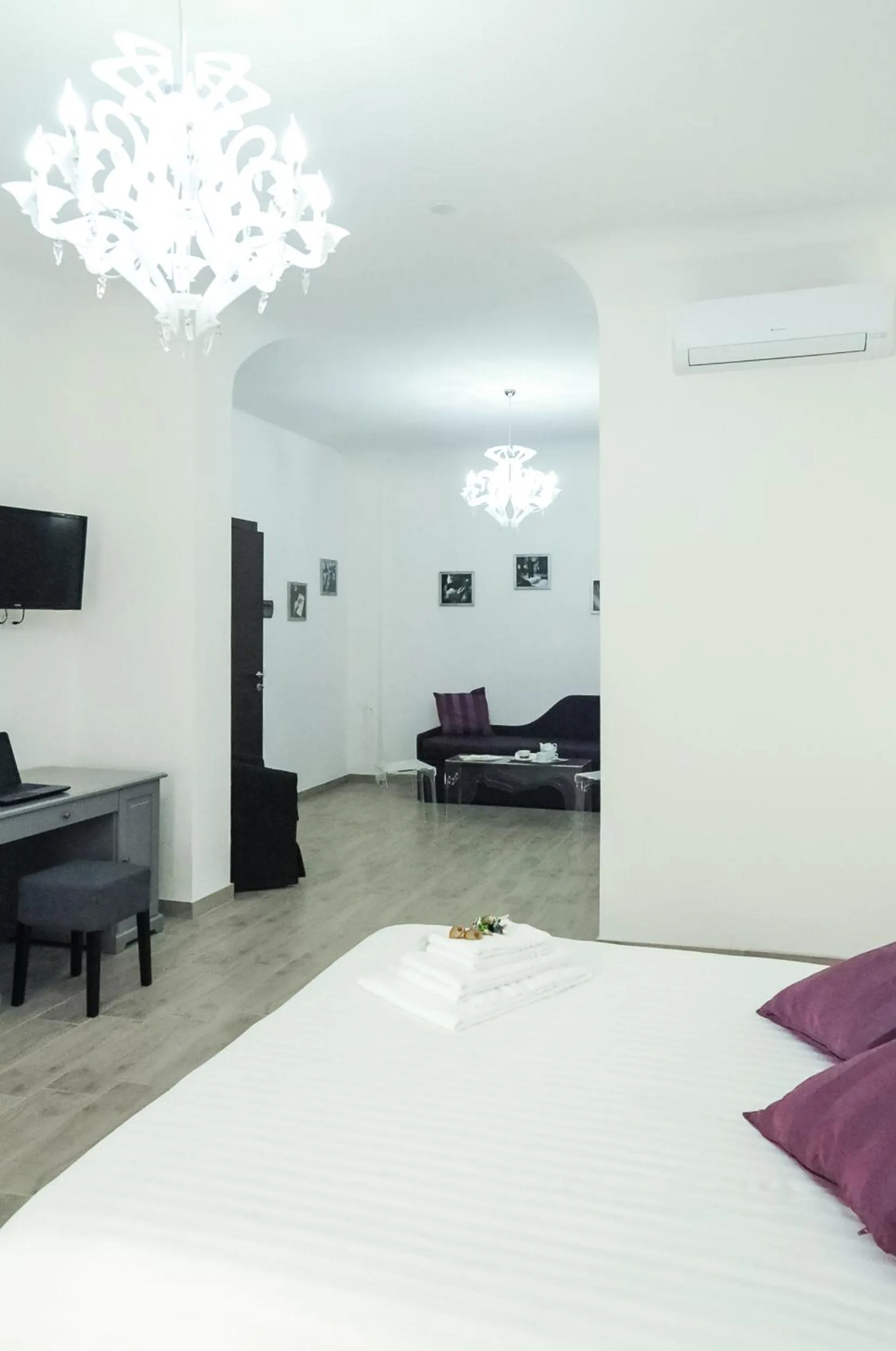 Photo of the whole room, Bed in Etna Suite Group