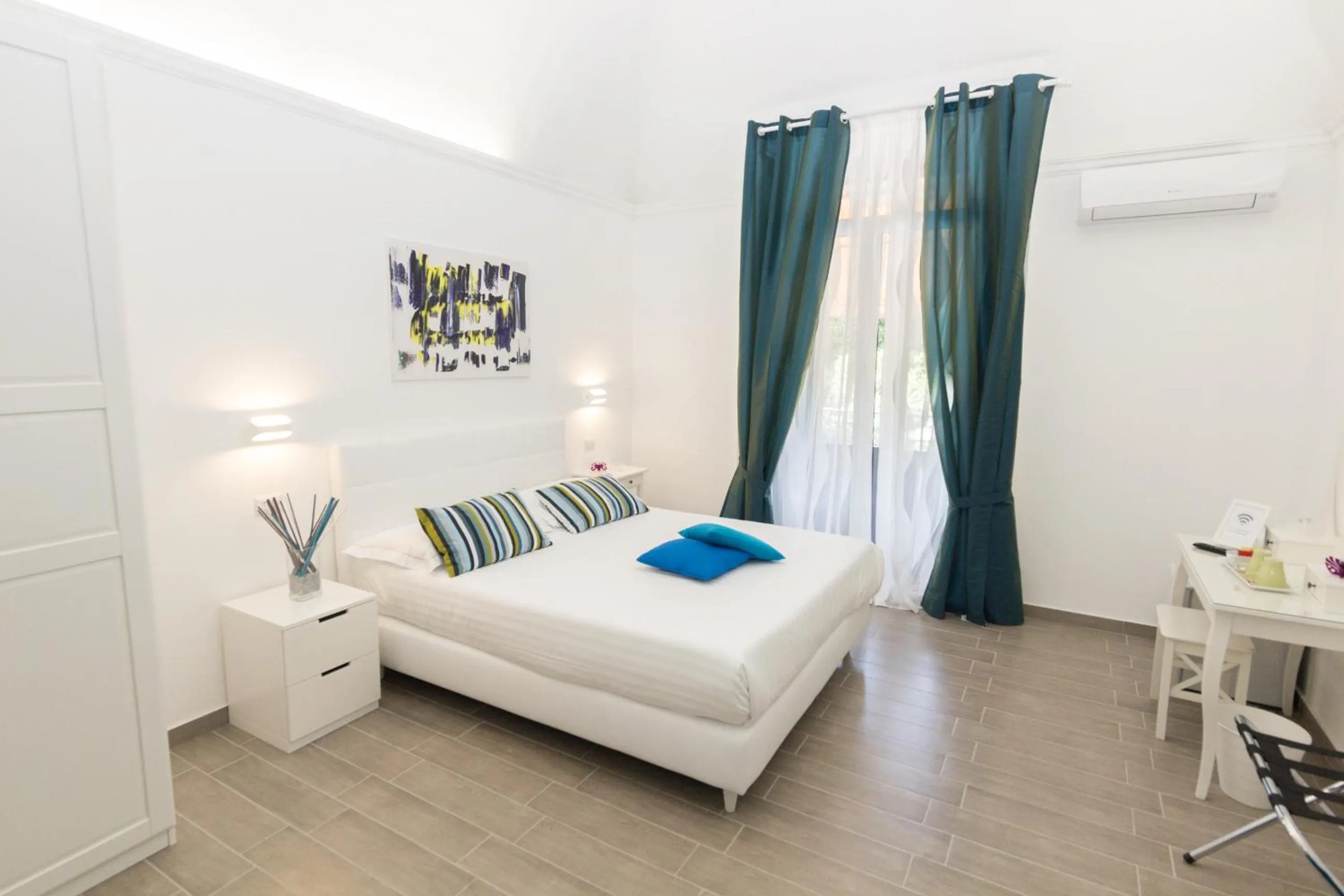 Photo of the whole room, Bed in Etna Suite Group