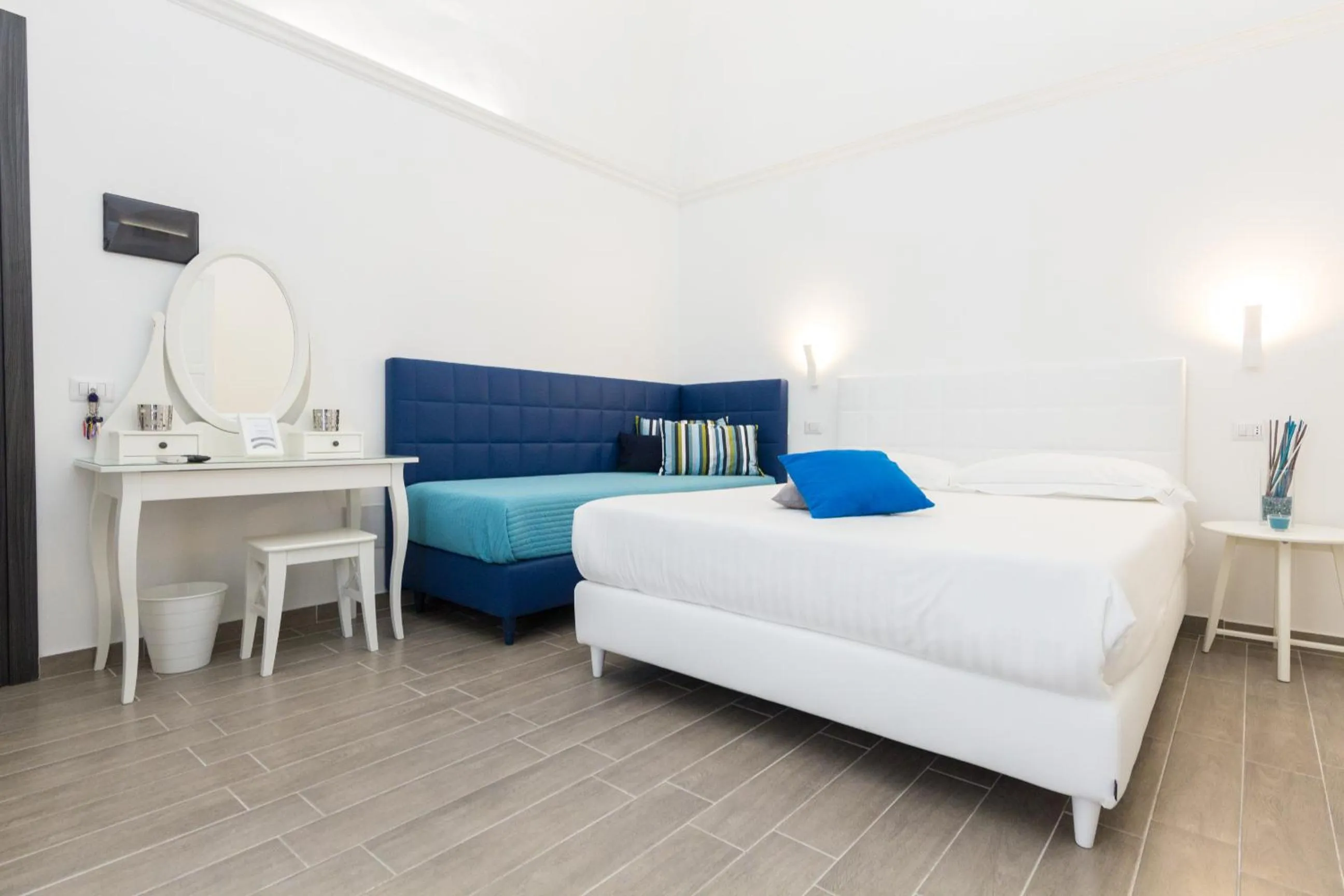 Photo of the whole room, Bed in Etna Suite Group