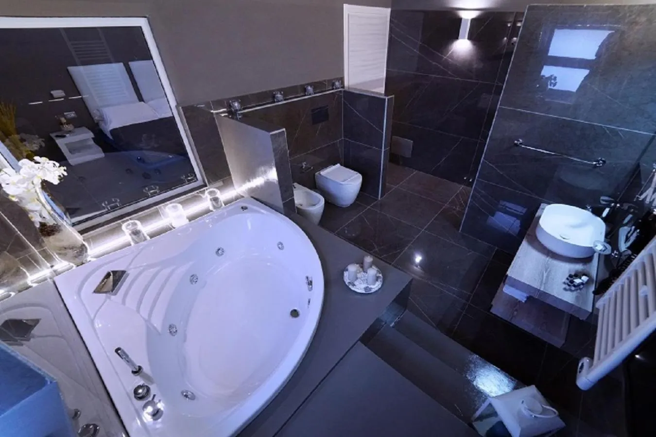 Hot Tub in Etna Suite Group