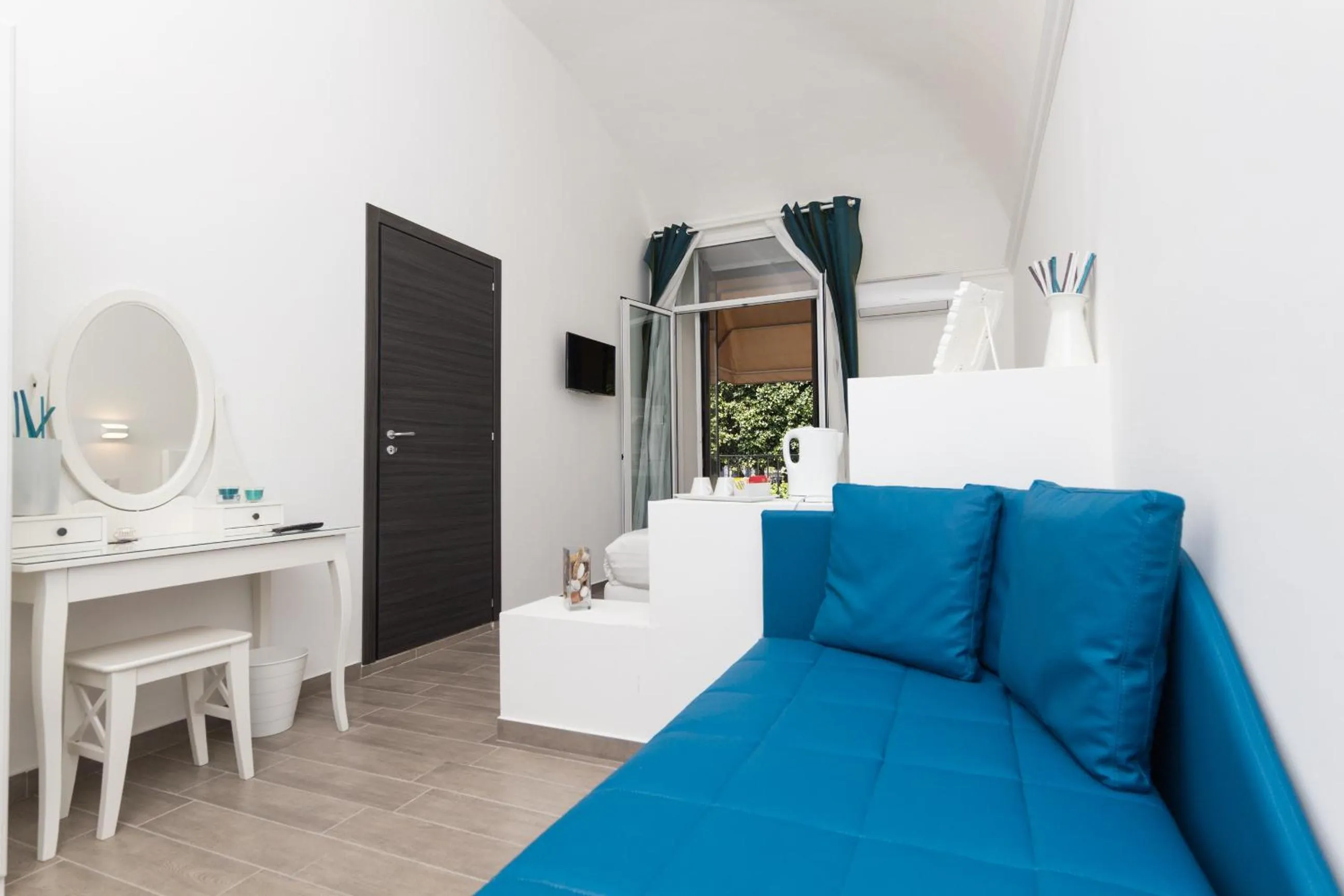 Photo of the whole room, Bed in Etna Suite Group