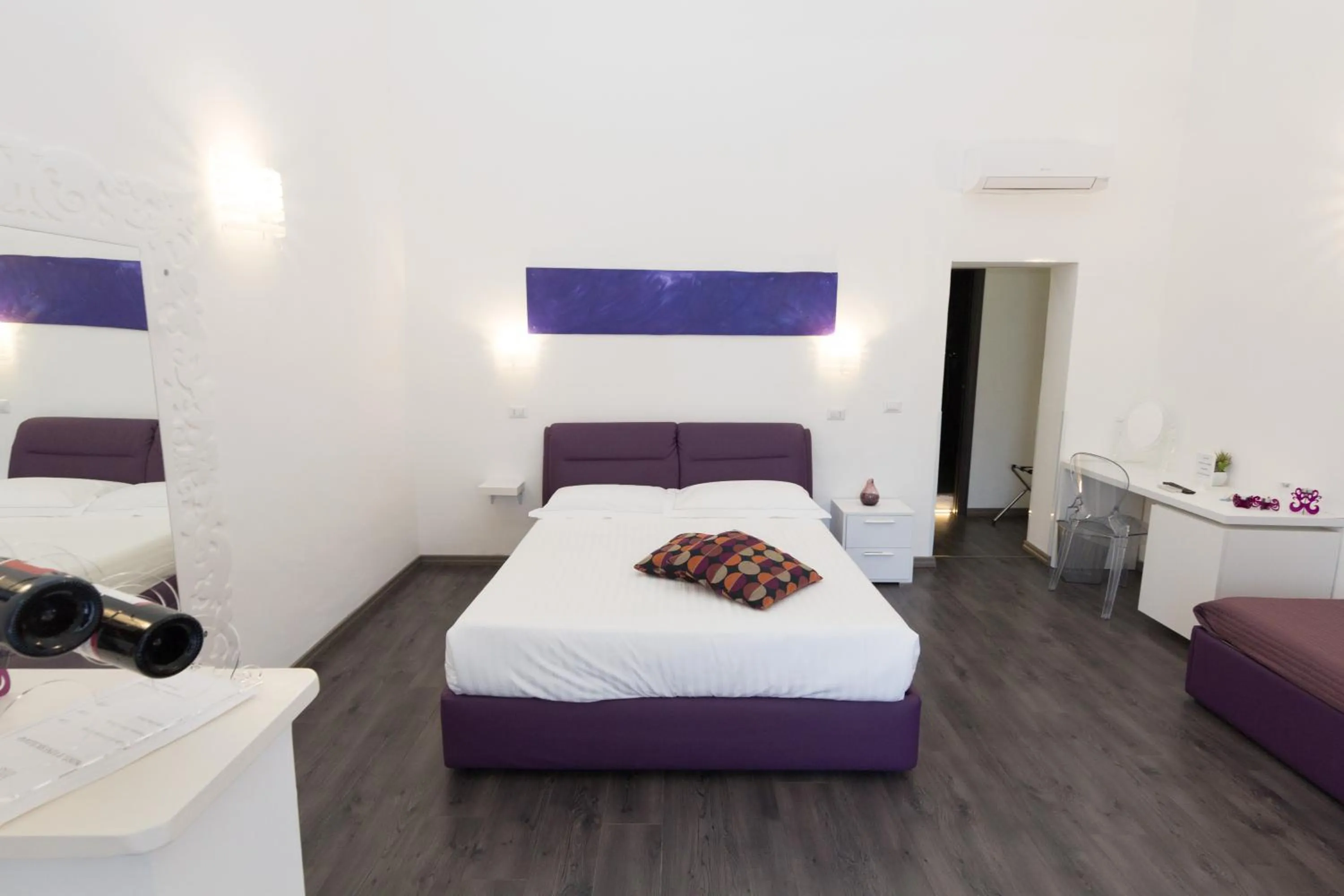 Bedroom, Bed in Etna Suite Group