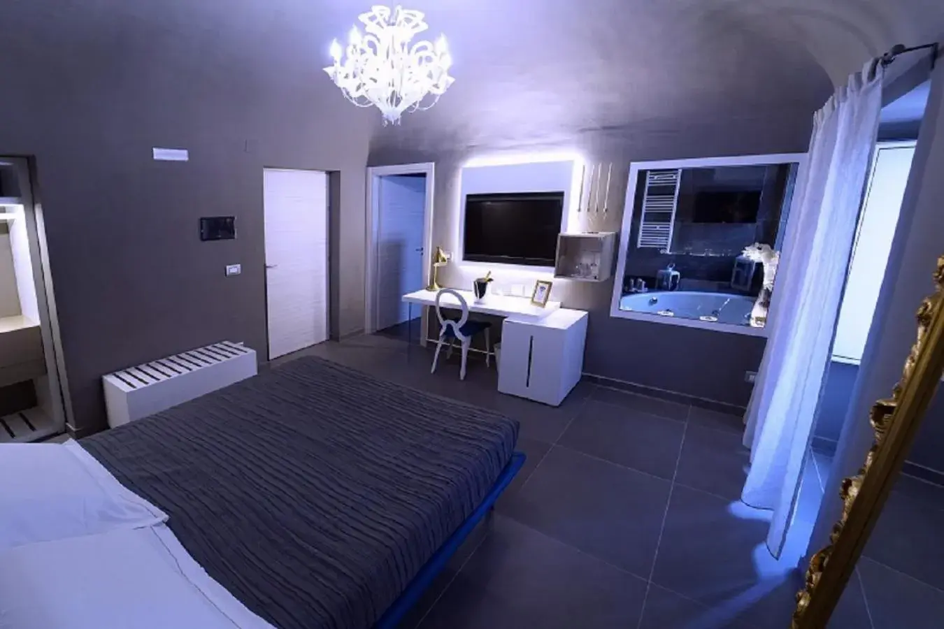 Photo of the whole room, Bed in Etna Suite Group Photo of the whole room, Bed in Etna Suite Group