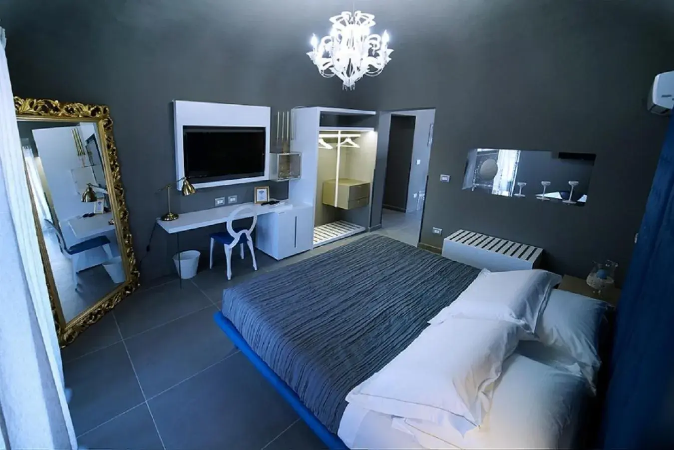 Photo of the whole room, Bed in Etna Suite Group Photo of the whole room, Bed in Etna Suite Group