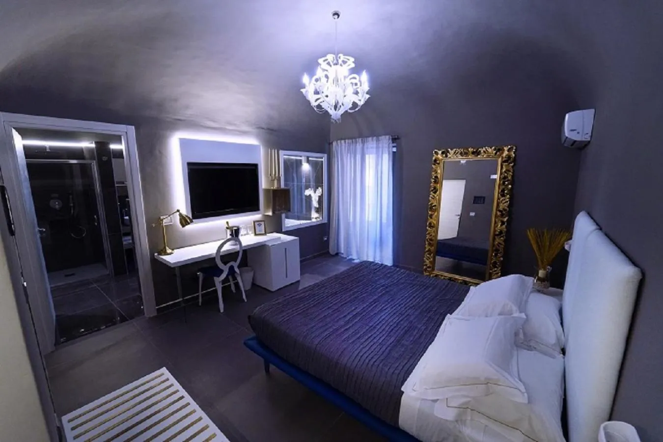 Photo of the whole room, Bed in Etna Suite Group