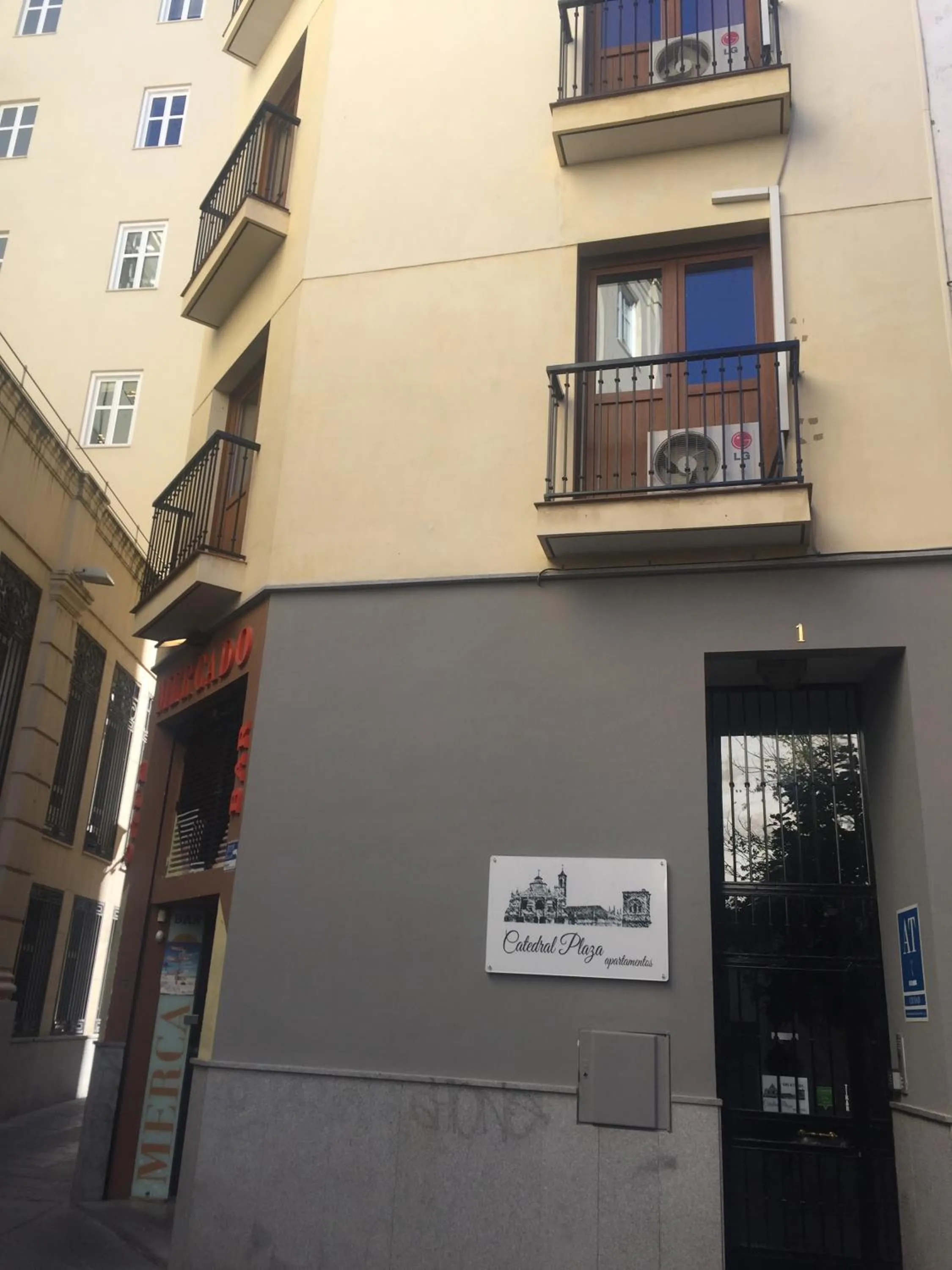 Facade/entrance in Apartamentos Catedral Plaza 3000