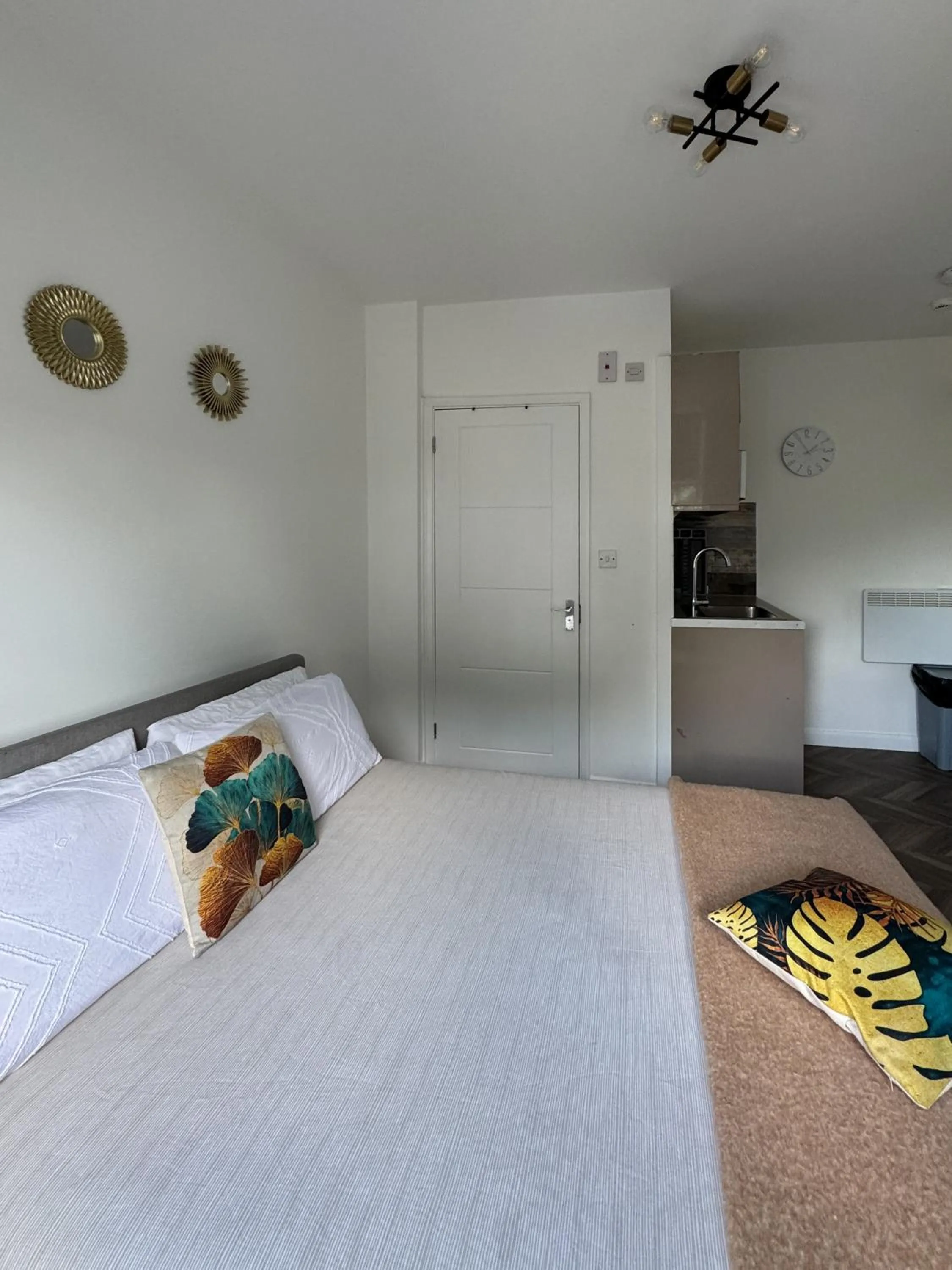 Bedroom, Bed in Dalston Luxe Studios, 10 minutes away from Liverpool Train Station