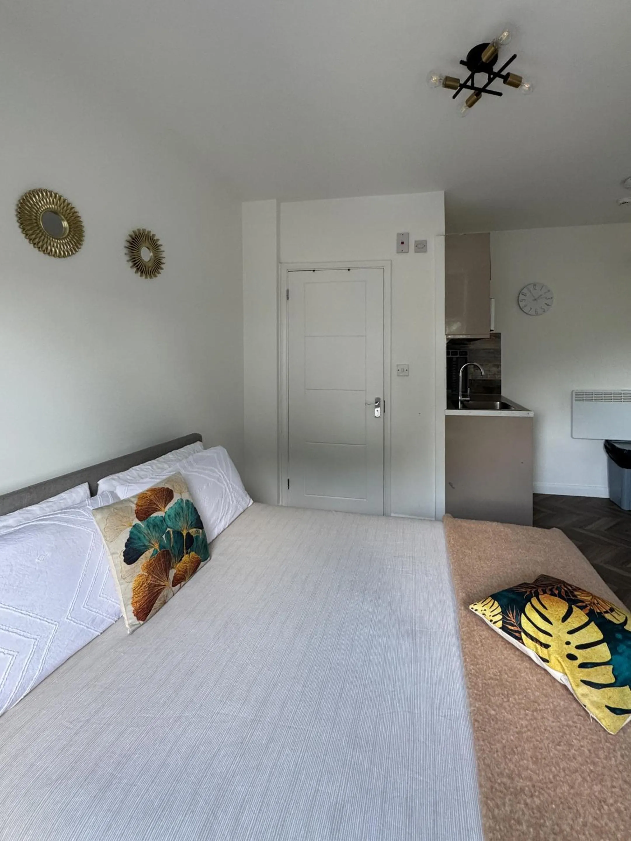 Bedroom, Bed in Dalston Luxe Studios, 10 minutes away from Liverpool Train Station
