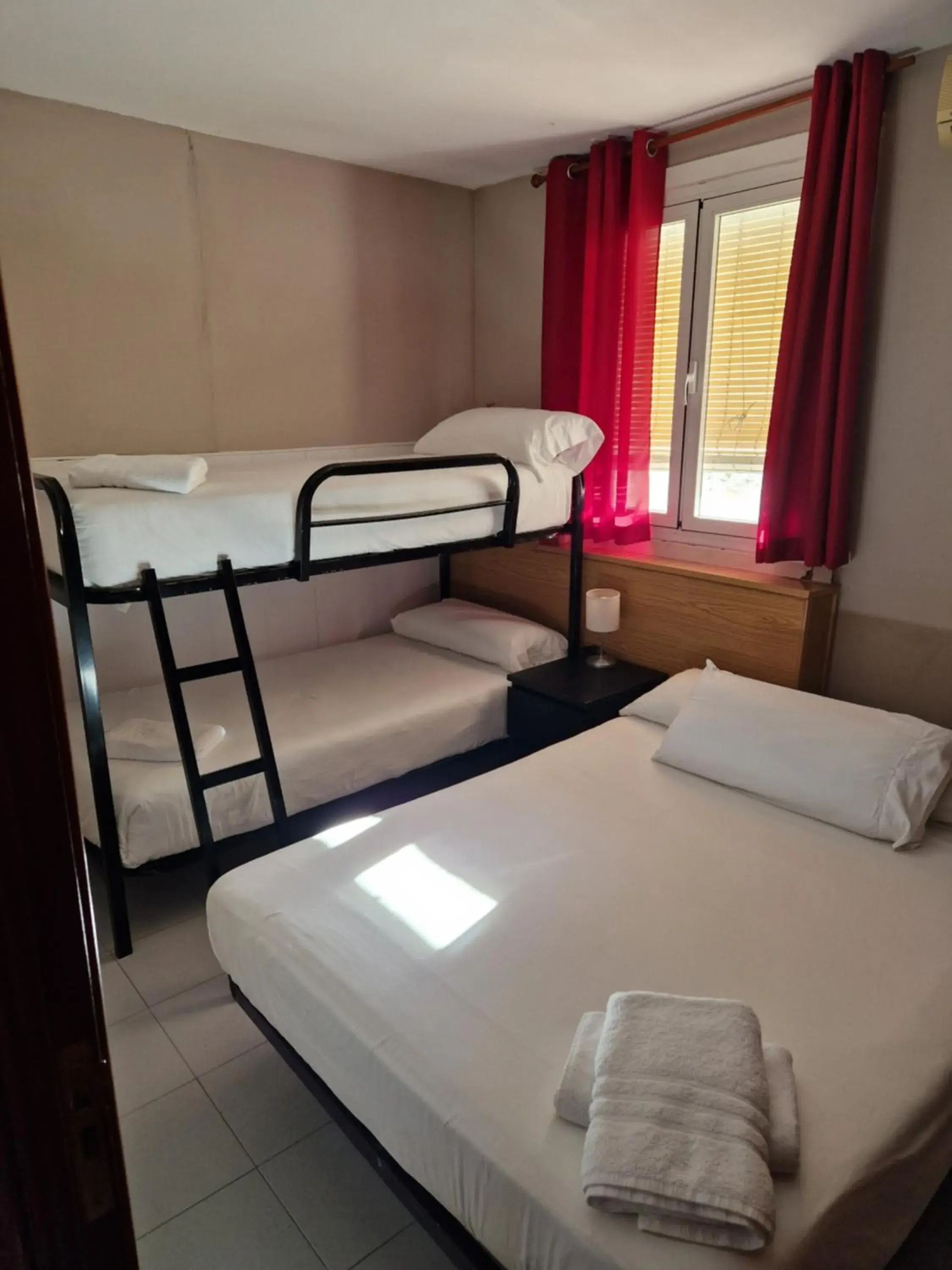 Quadruple Room with Private Bathroom in Metropolitan Atocha Quadruple Room with Private Bathroom in Metropolitan Atocha