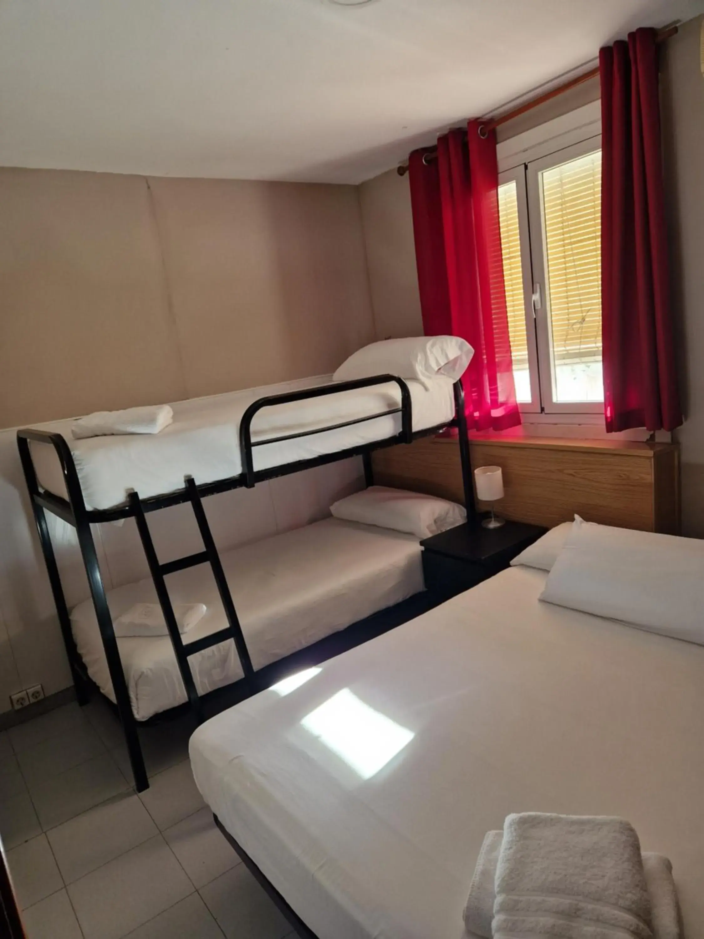 Quadruple Room with Private Bathroom in Metropolitan Atocha Quadruple Room with Private Bathroom in Metropolitan Atocha