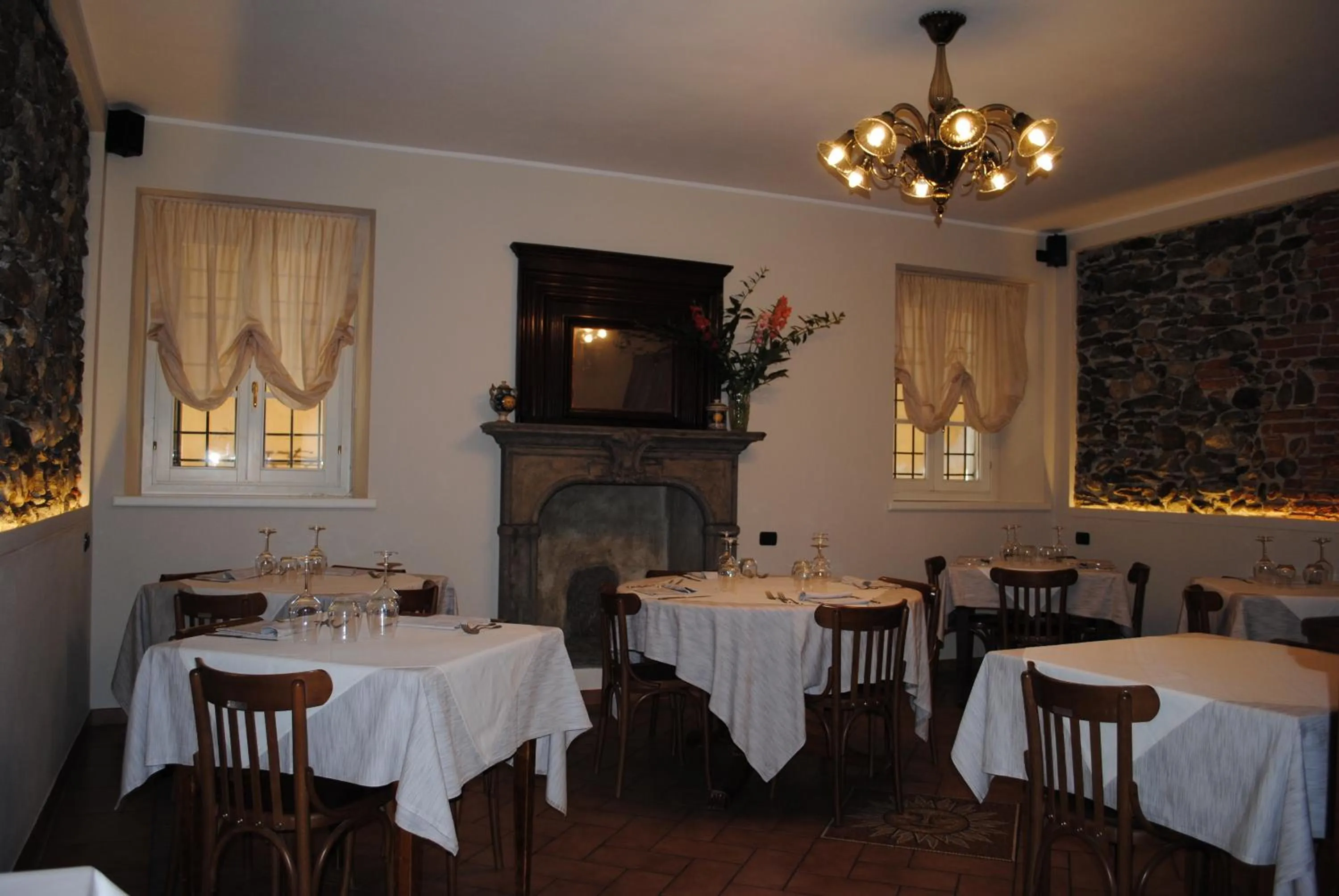 Restaurant/places to eat in Hotel Sole