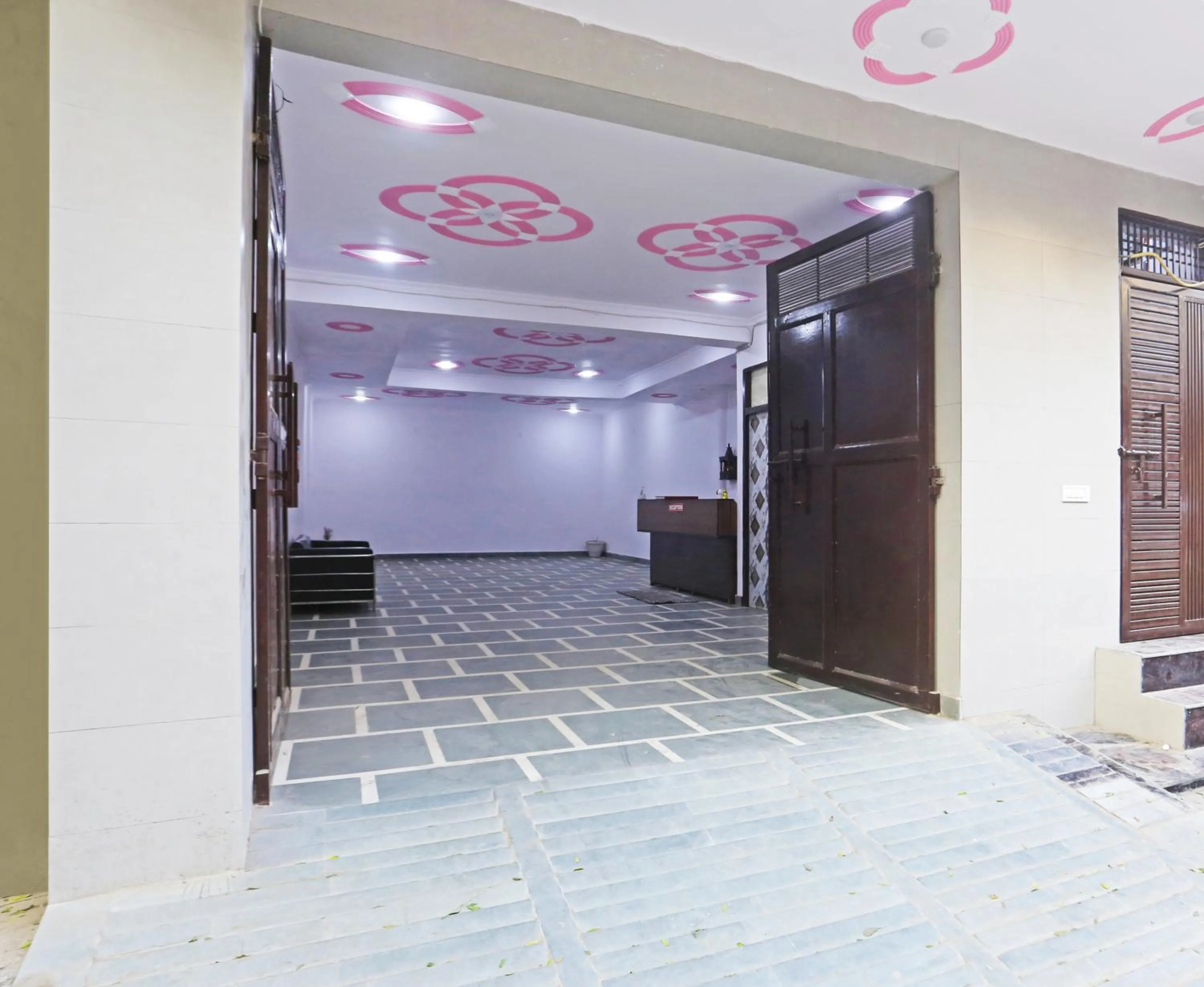 Facade/entrance in Twamev Residency