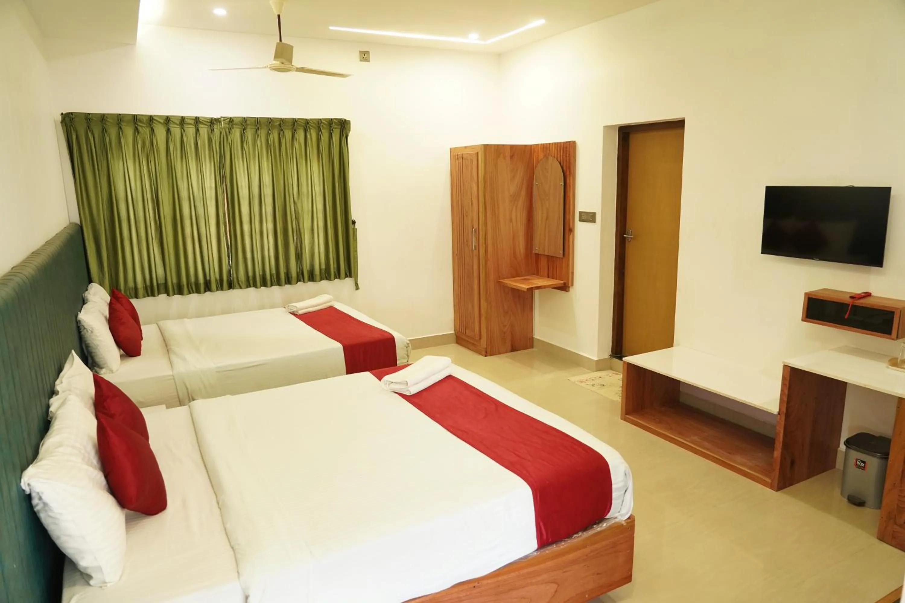 Communal lounge/ TV room in Paradiso