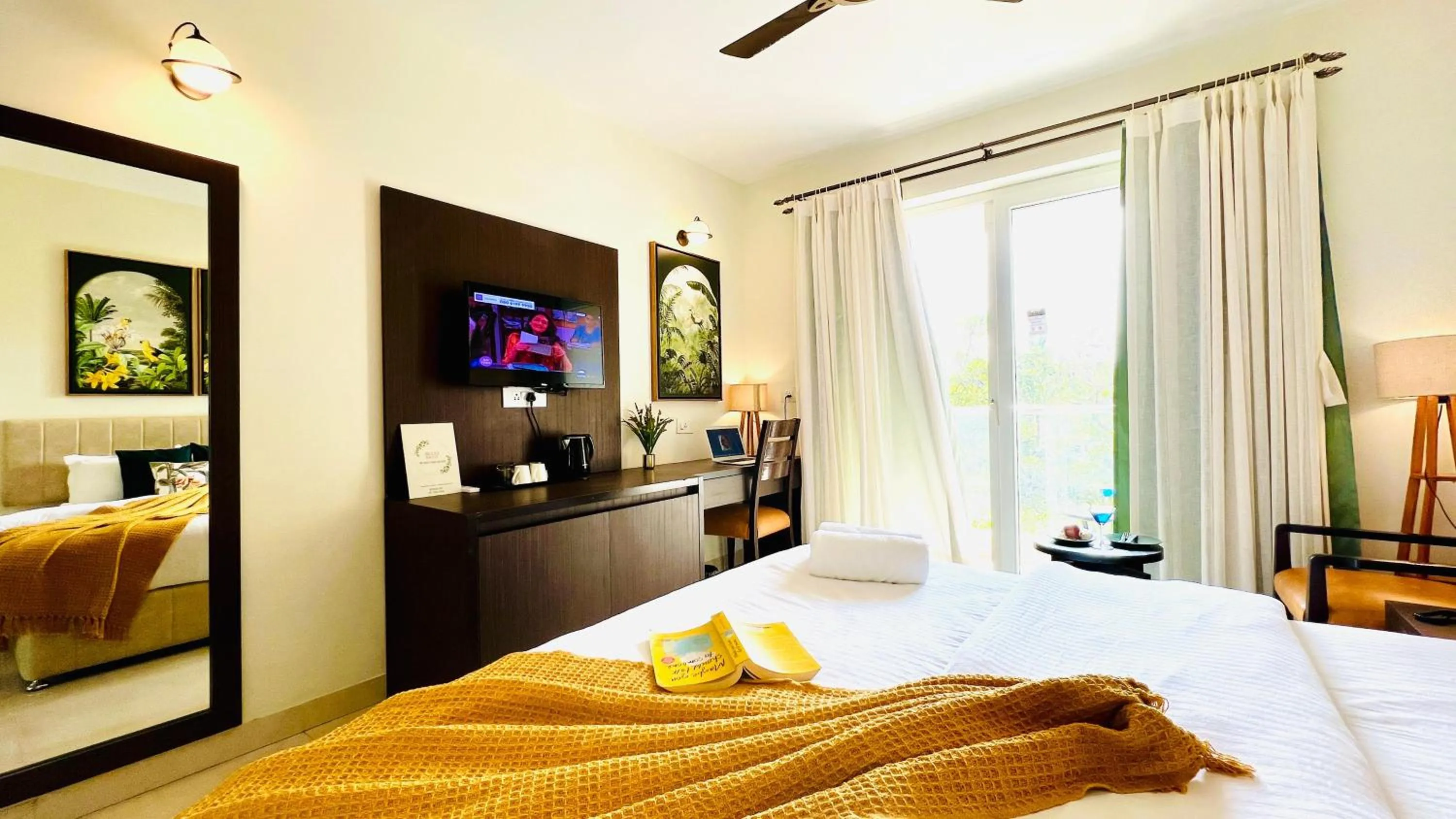 Coffee/tea facilities, Bed in BluO Amani Vagator - Boutique Hotel Goa