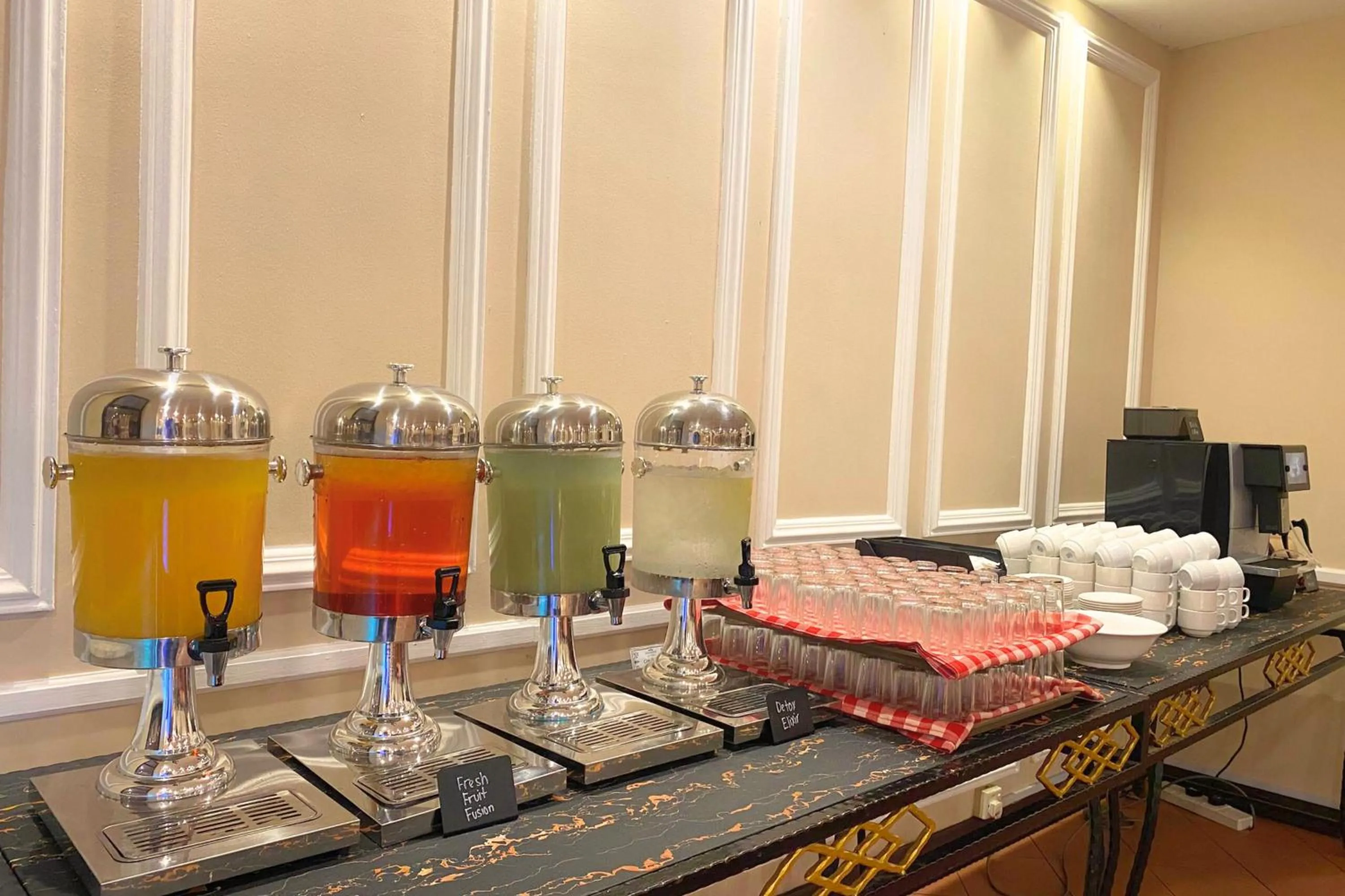 Food and drinks in Howard Johnson By Wyndham Kuala Lumpur 118