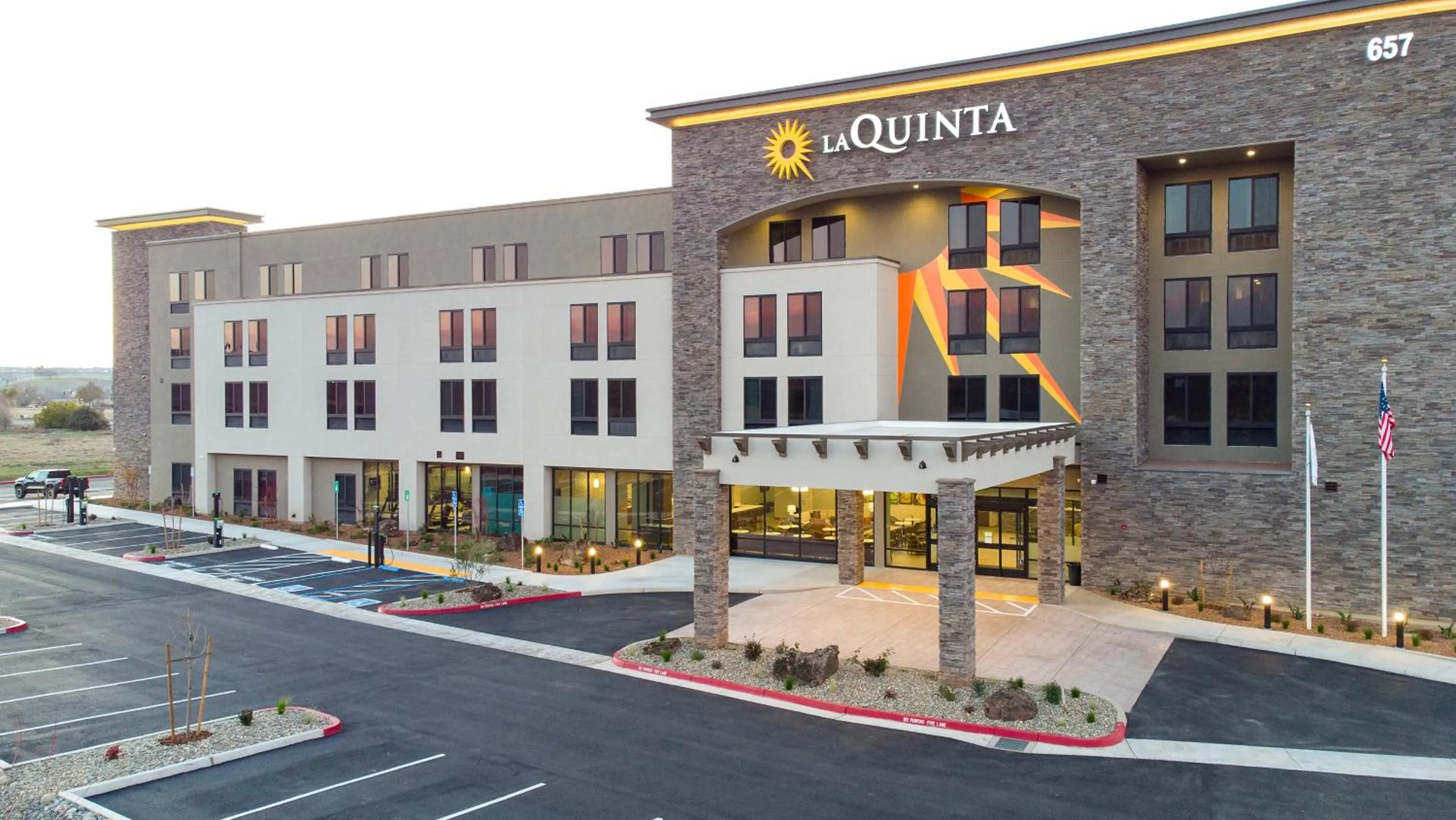 Property building in La Quinta Inn and Suites by Wyndham Lincoln