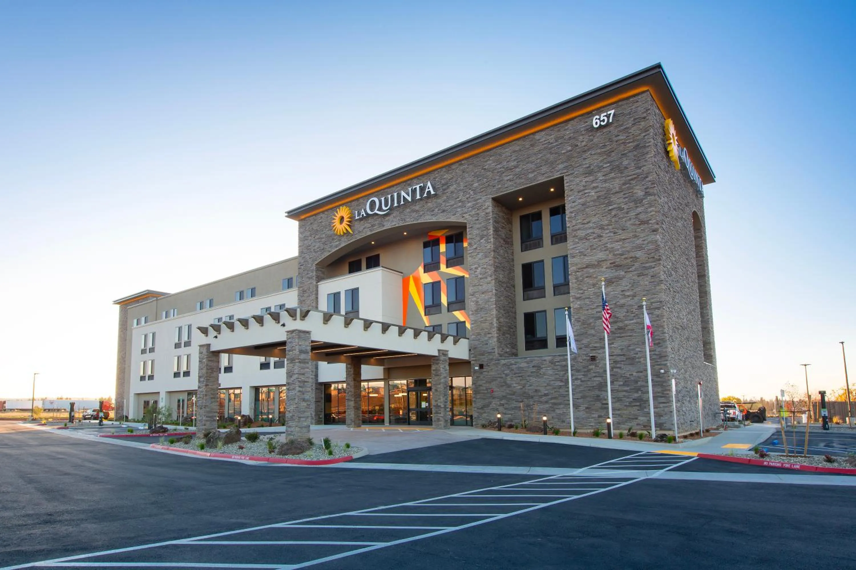 Property building in La Quinta Inn and Suites by Wyndham Lincoln