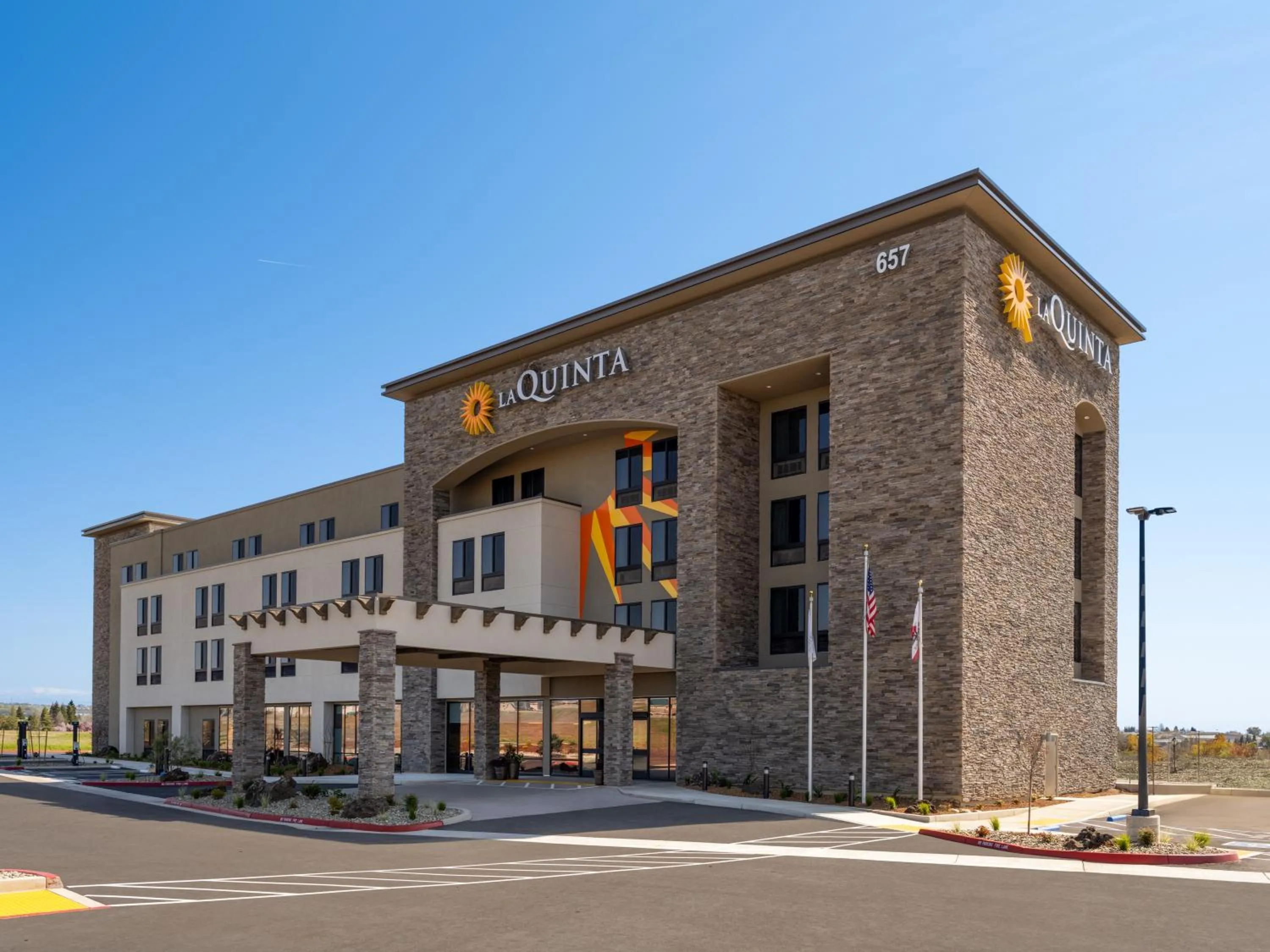 Property building in La Quinta Inn and Suites by Wyndham Lincoln