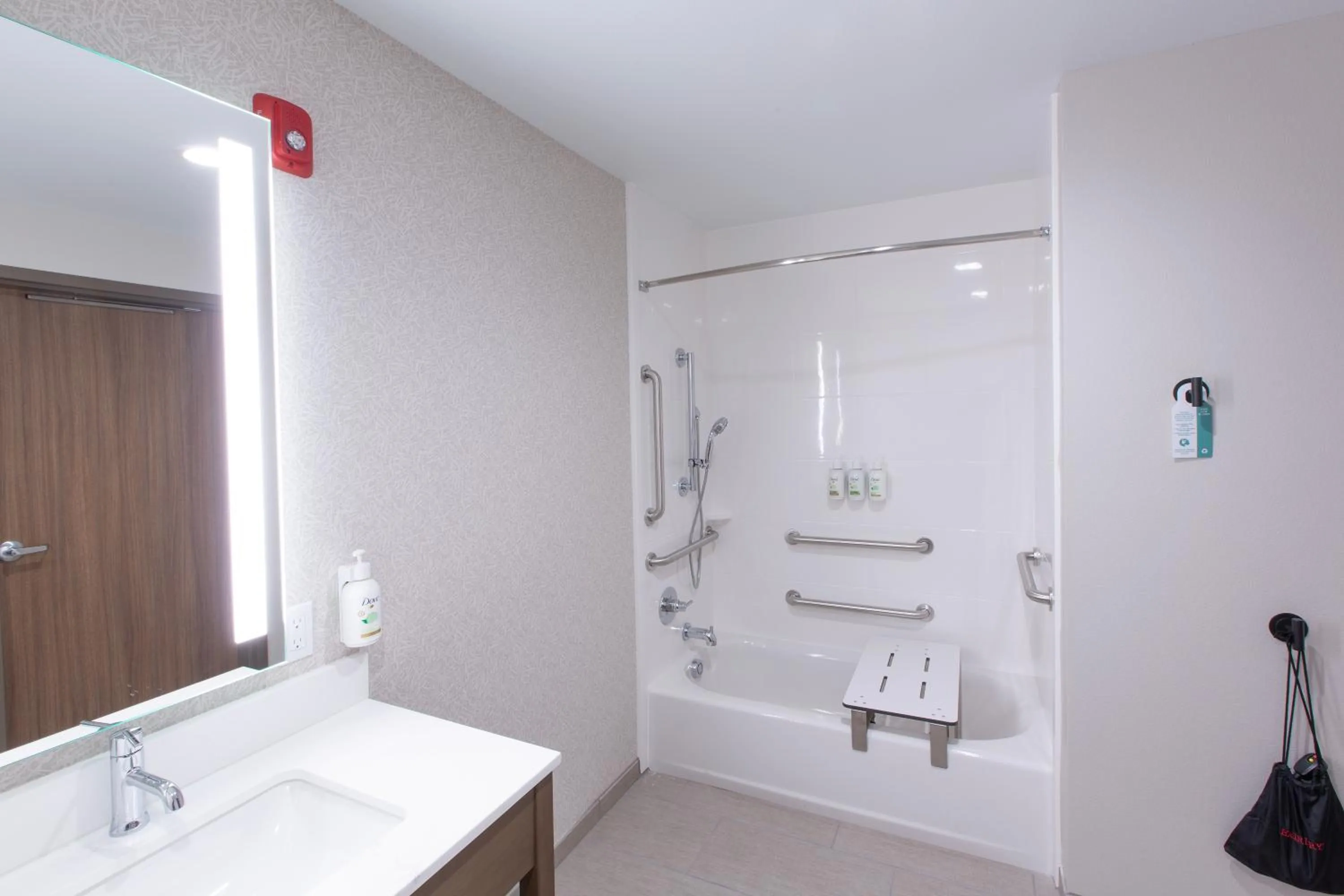 Bath in La Quinta Inn and Suites by Wyndham Lincoln
