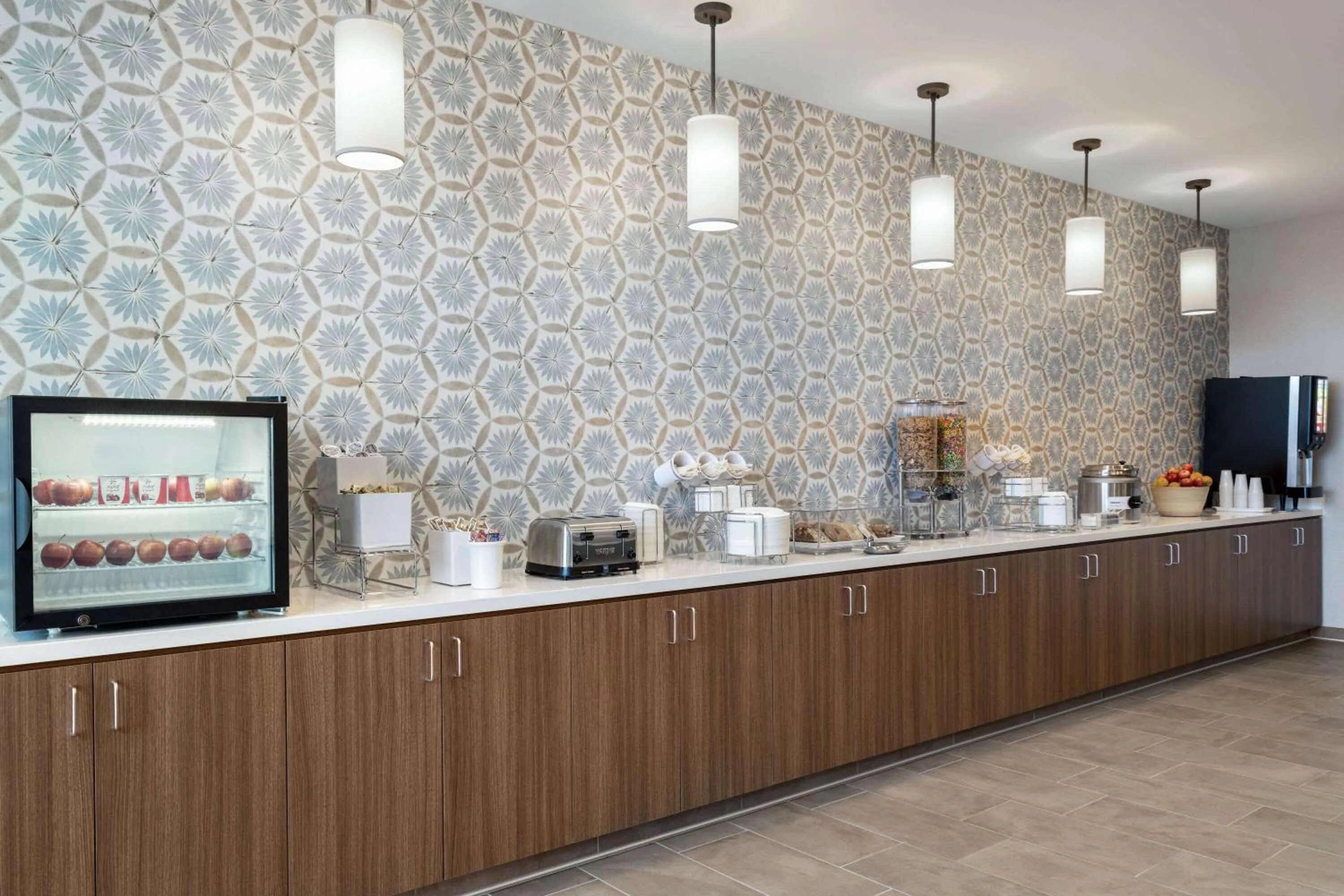 Breakfast in La Quinta Inn and Suites by Wyndham Lincoln